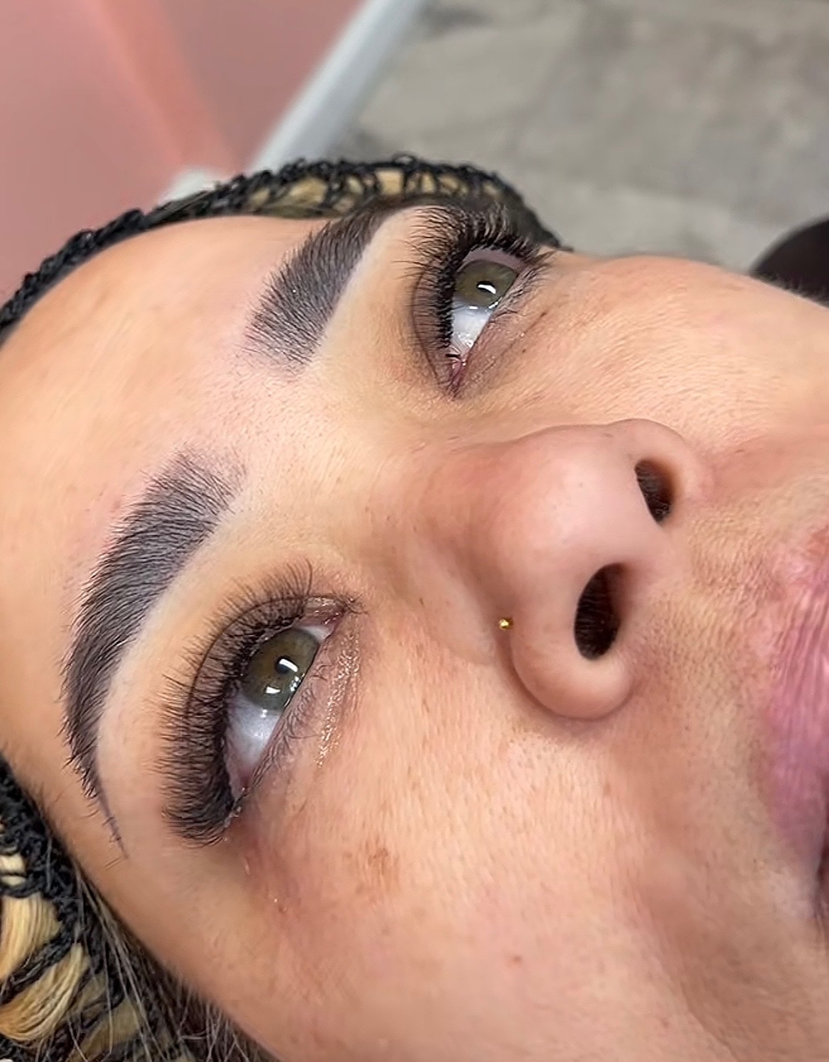 Fluffy lash extensions with perfectly shaped brows