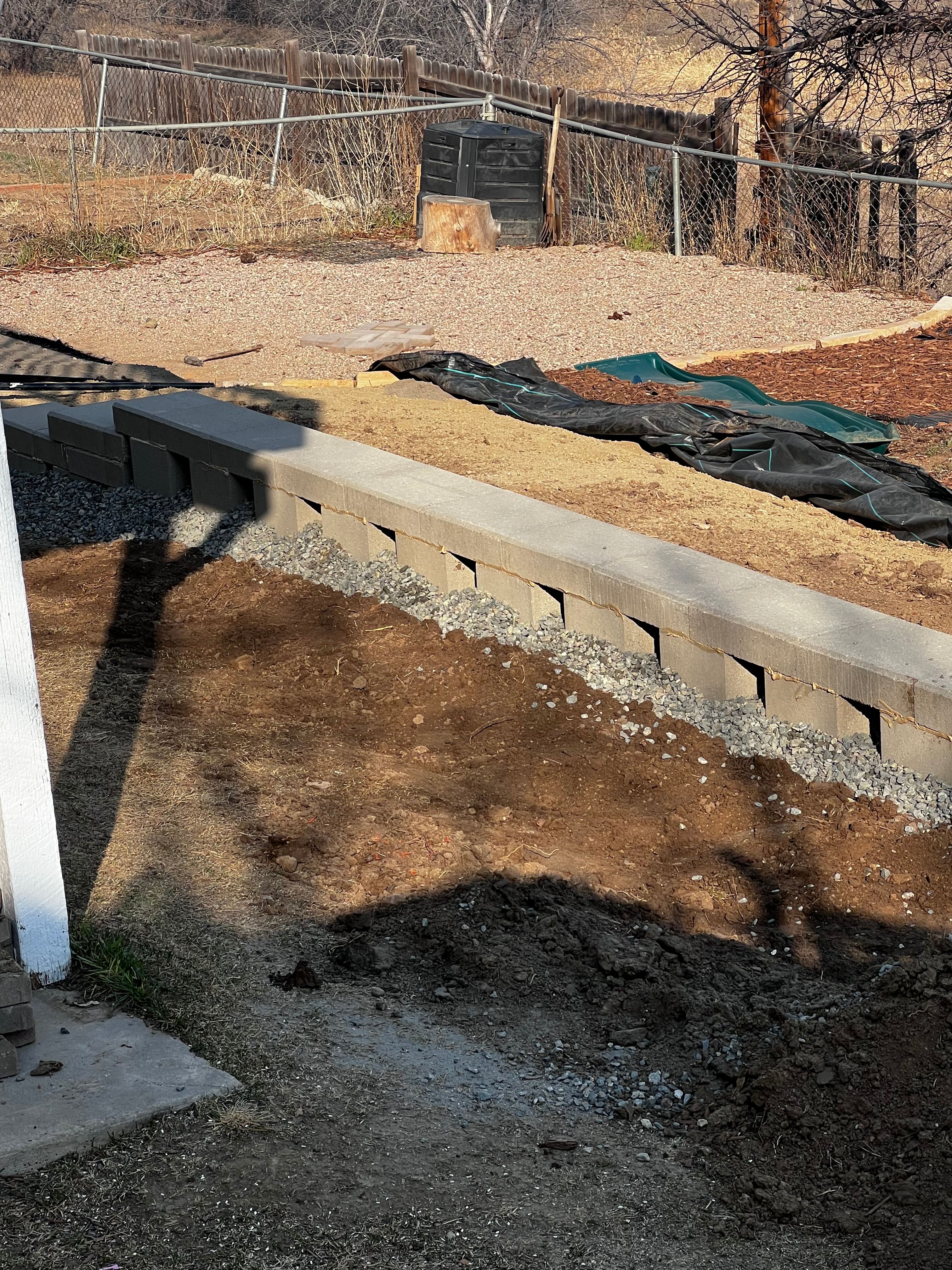 Retaining wall with gravel drainage backfill