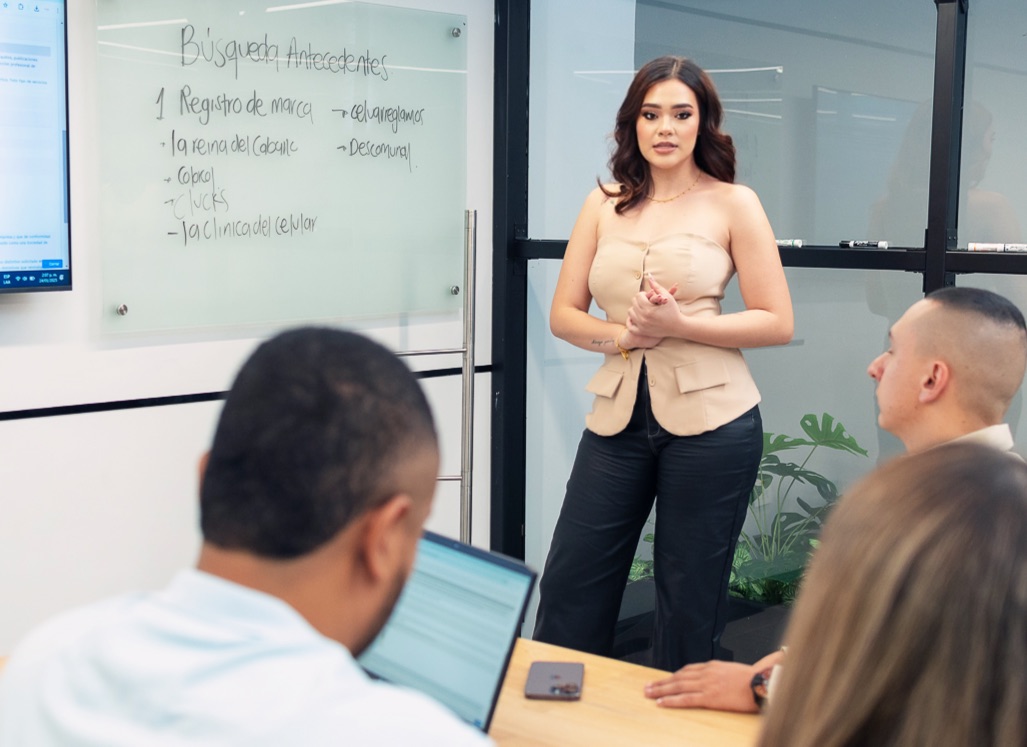 Presentación de registro de marca ante el equipo.