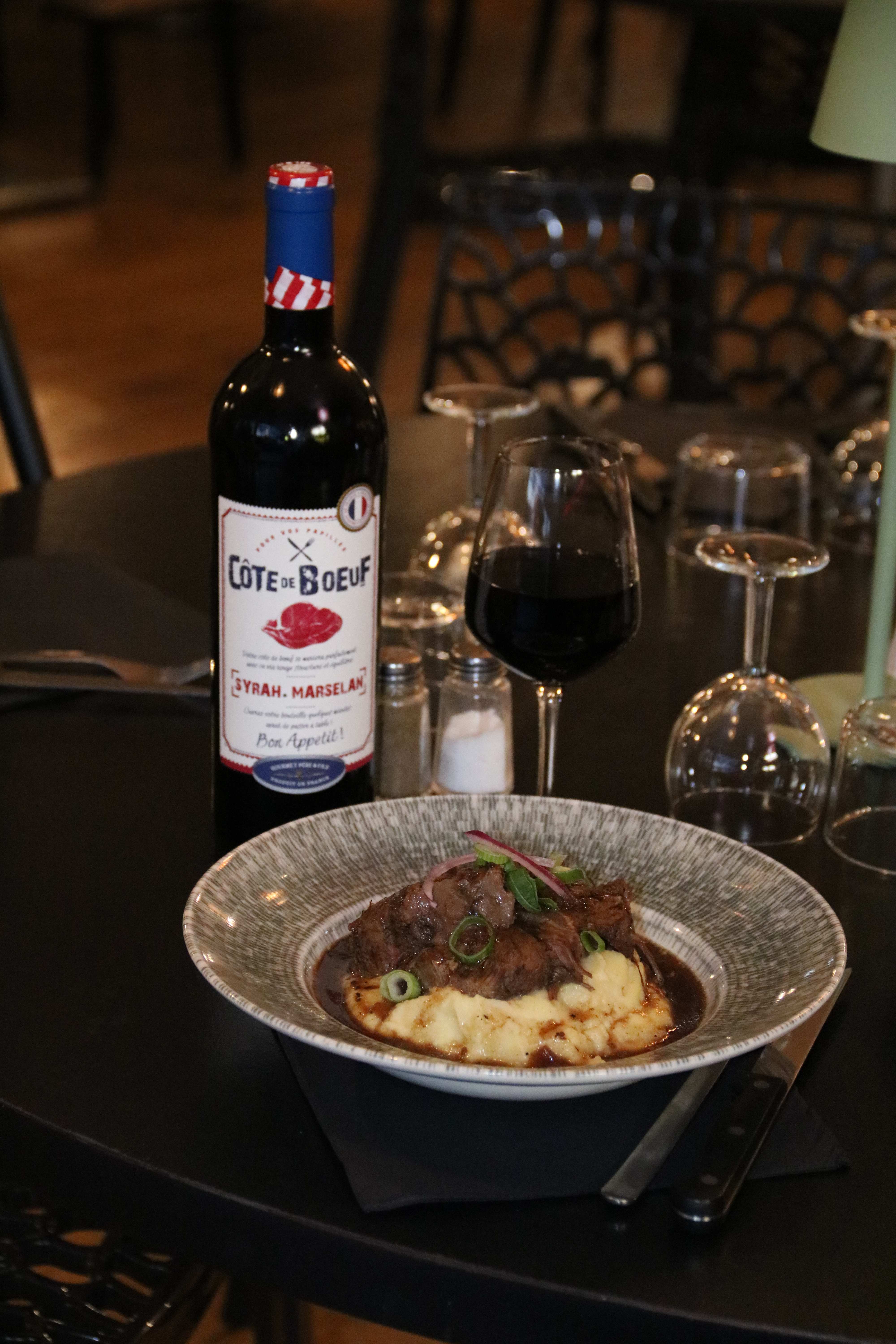 Plat mijoté avec vin