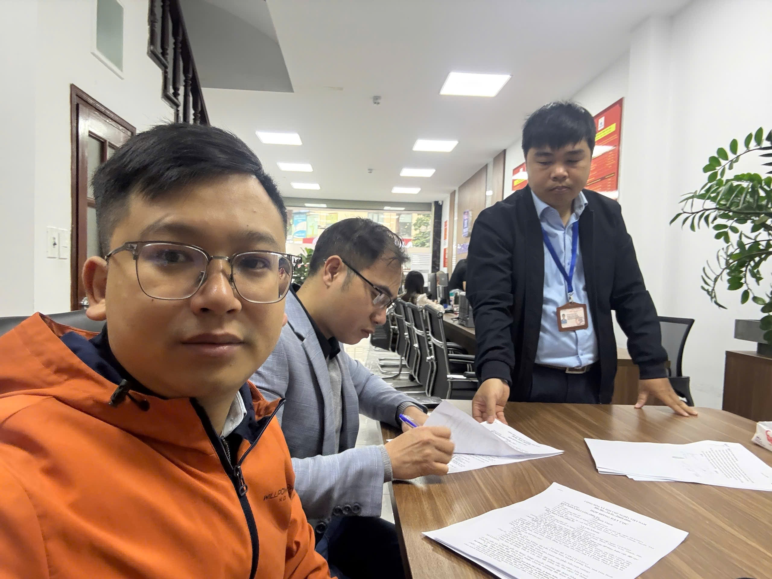 Ký kết hợp đồng trực tiếp tại ngân hàng