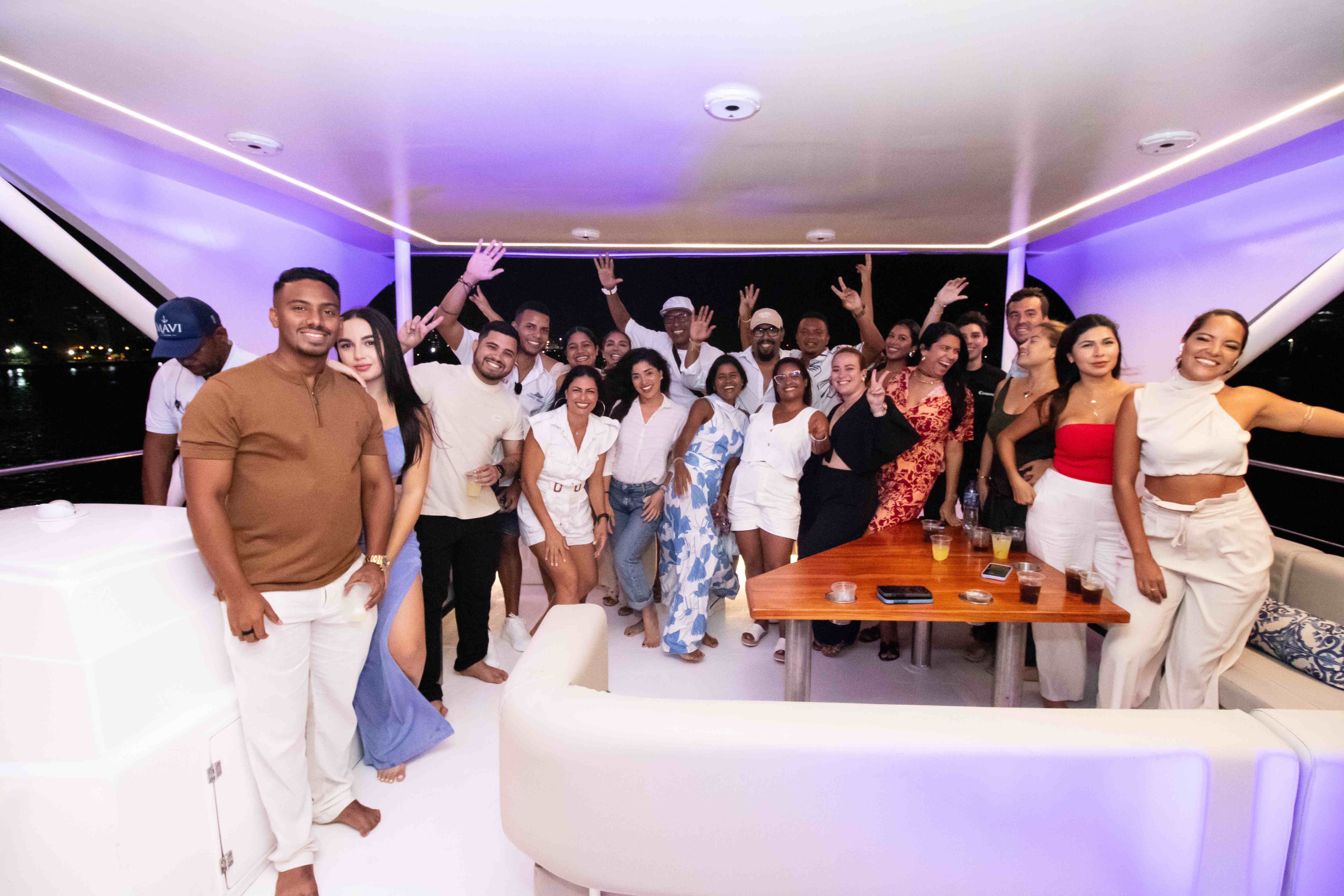 Gran grupo disfrutando una fiesta nocturna en Mavi Soul