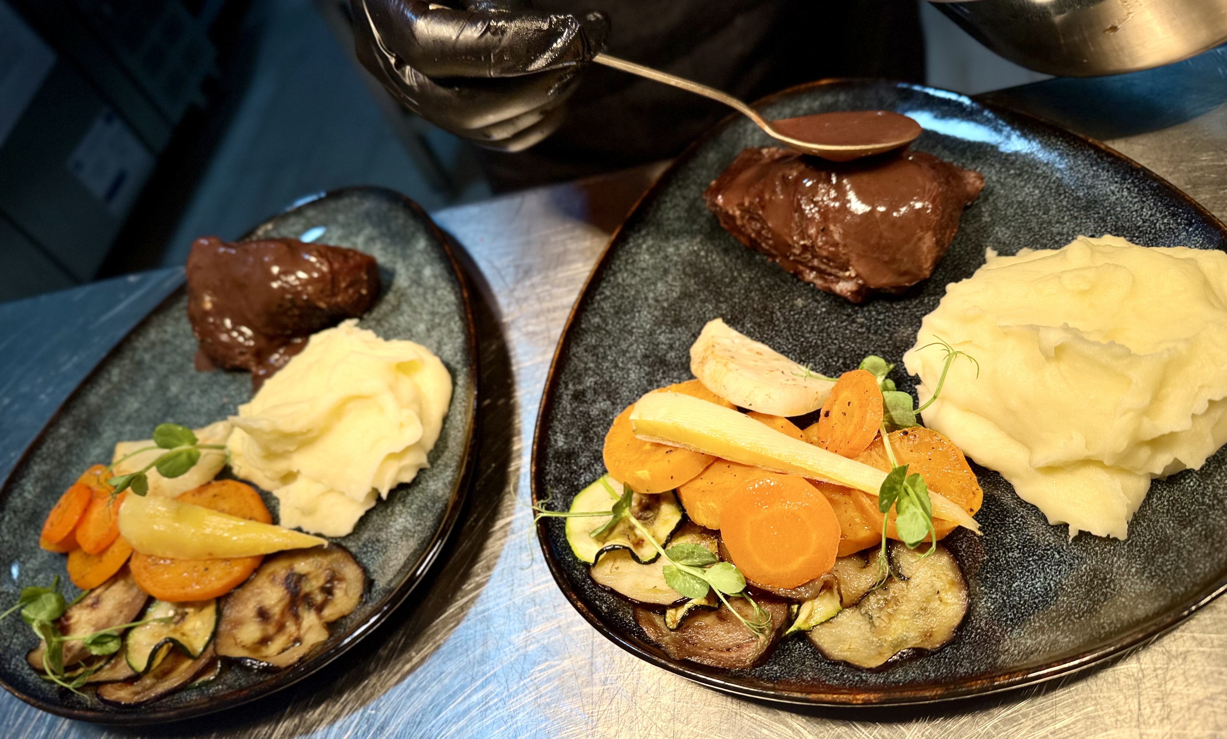 Vită în sos de vin roșu cu piure de cartofi și legume la grătar - preparate gourmet Villa Ambition