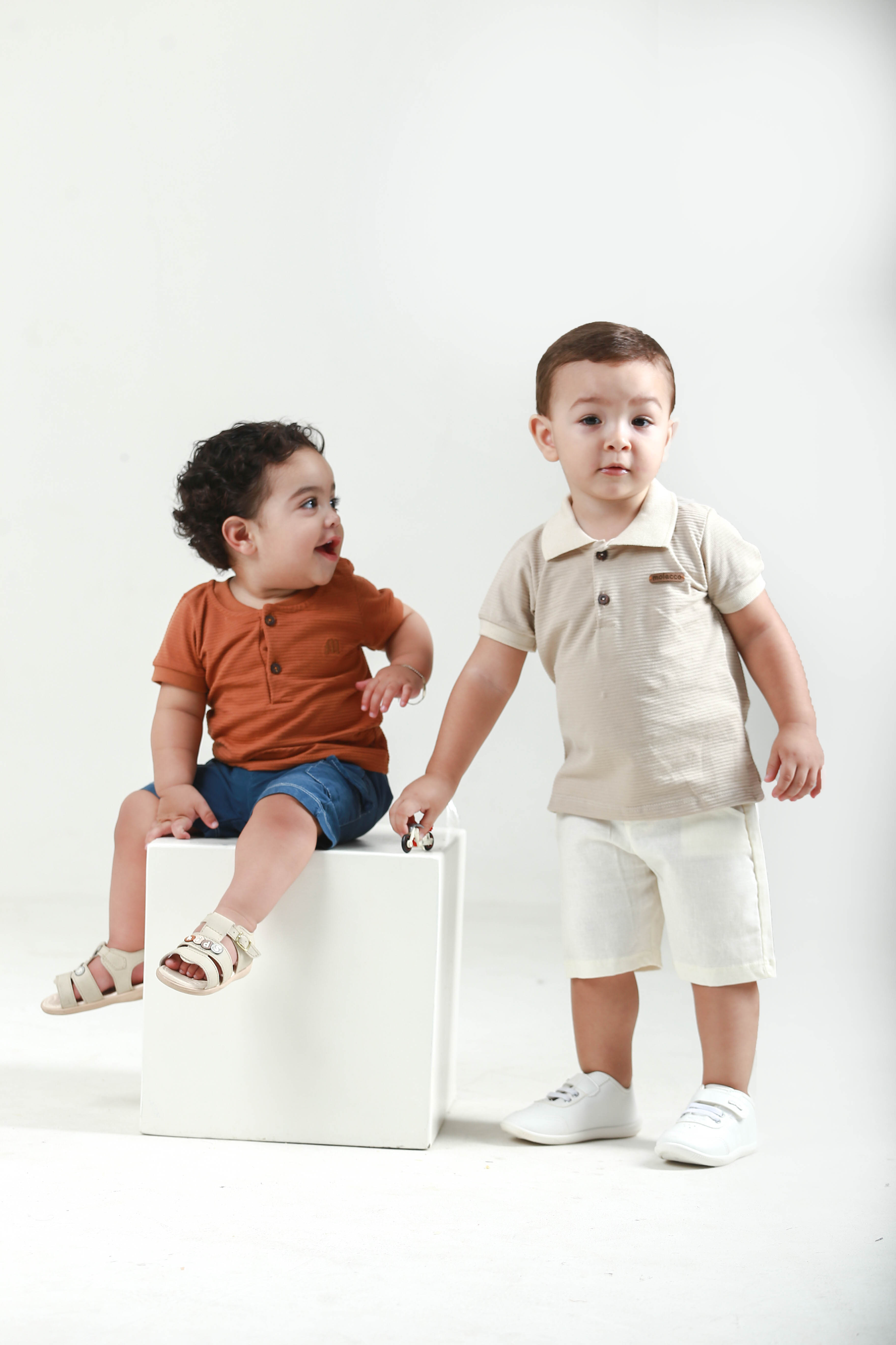Dois bebês Molecco – camiseta ferrugem e polo bege