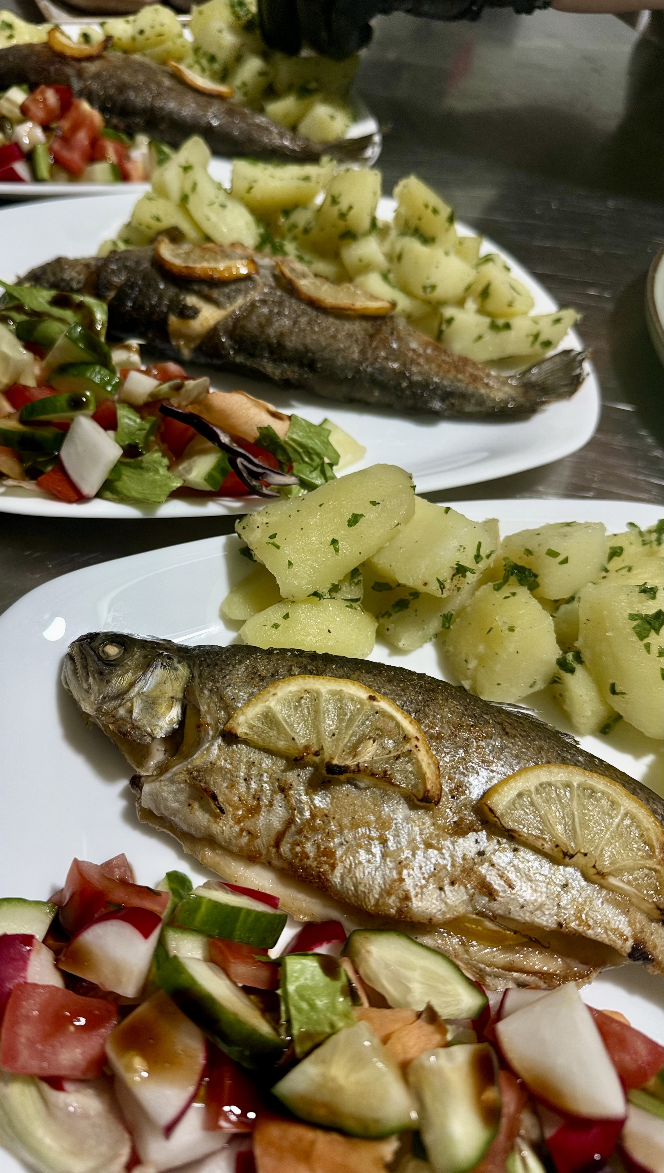 Păstrăv la grătar cu lămâie, cartofi cu pătrunjel și salată proaspătă