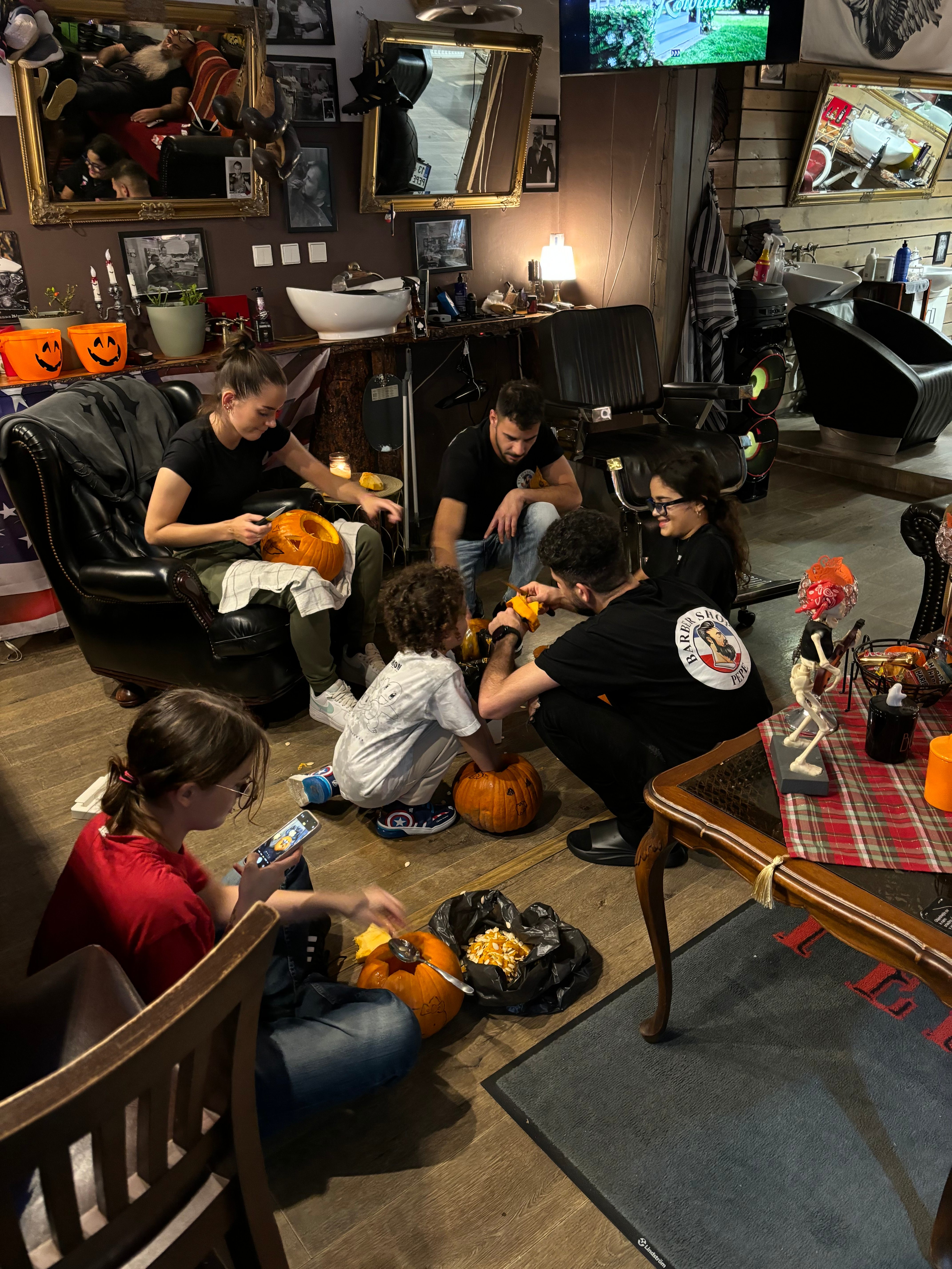 Halloween - dlabání dýní v barbershopu