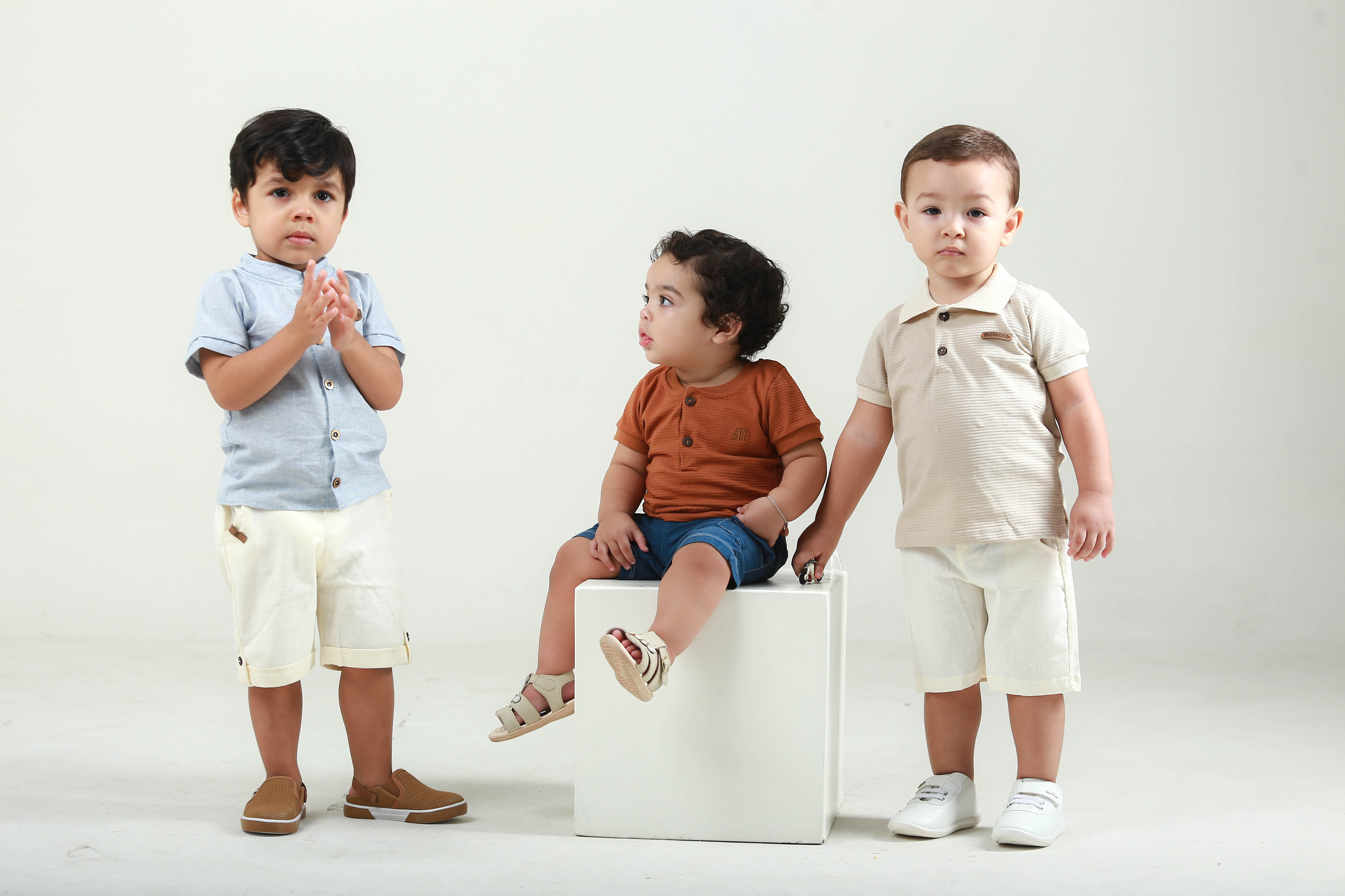 Três meninos com conjuntos Molecco look completo