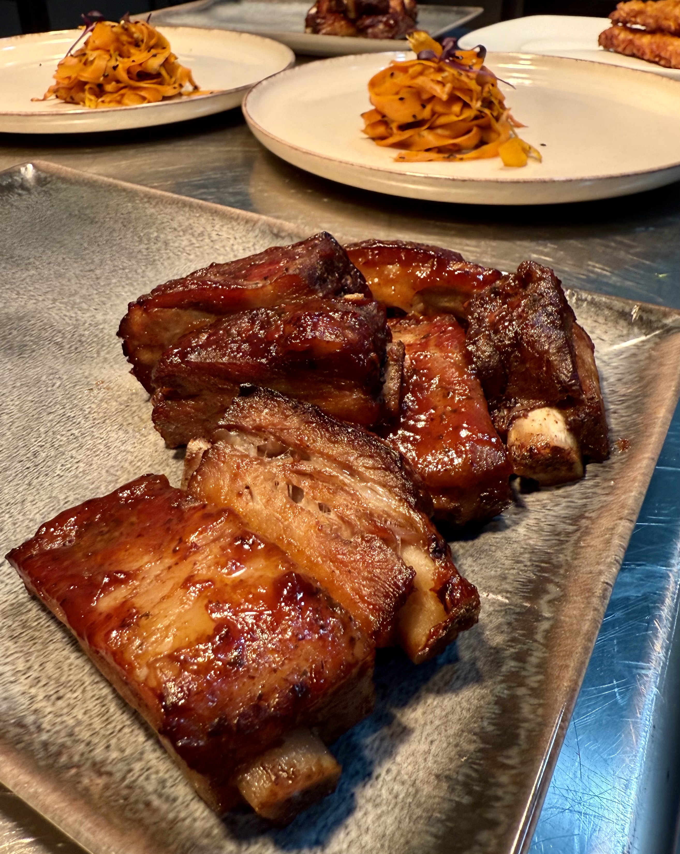 Coaste de porc glazurate cu sos BBQ caramelizat - bucătărie tradițională Villa Ambition