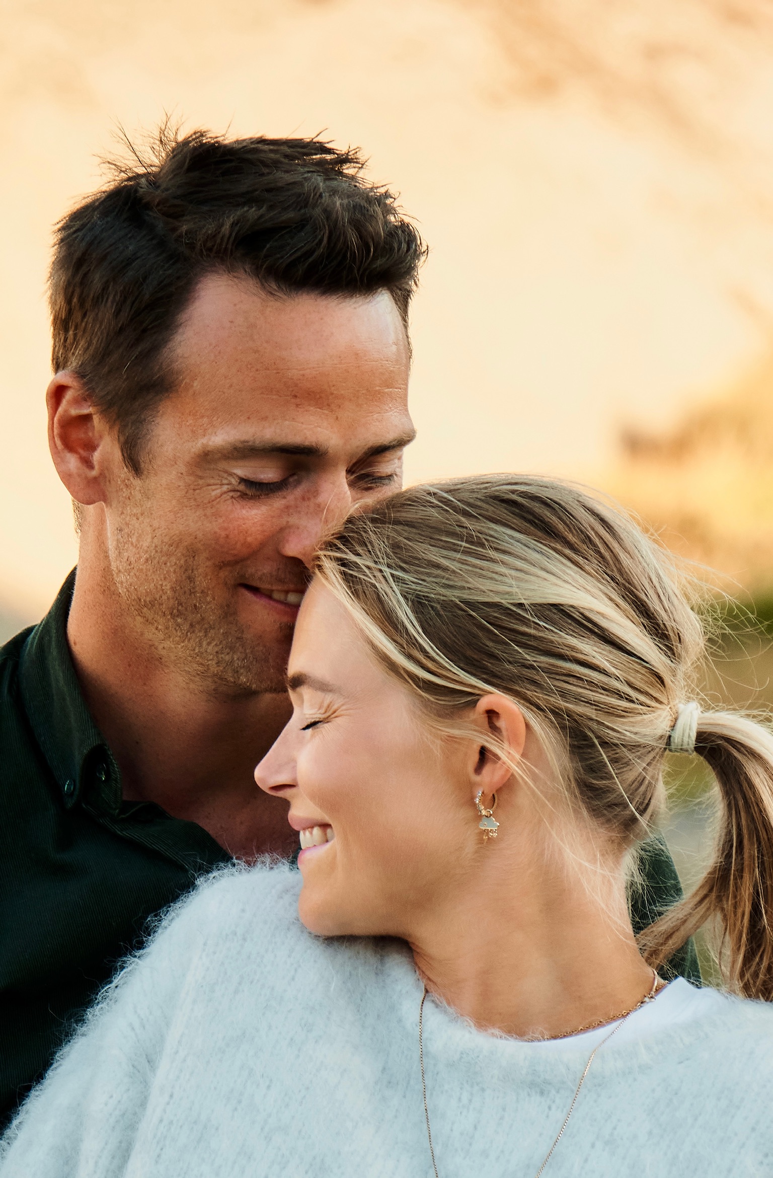 Cathrine og Torbjørn i gyllent kveldslys