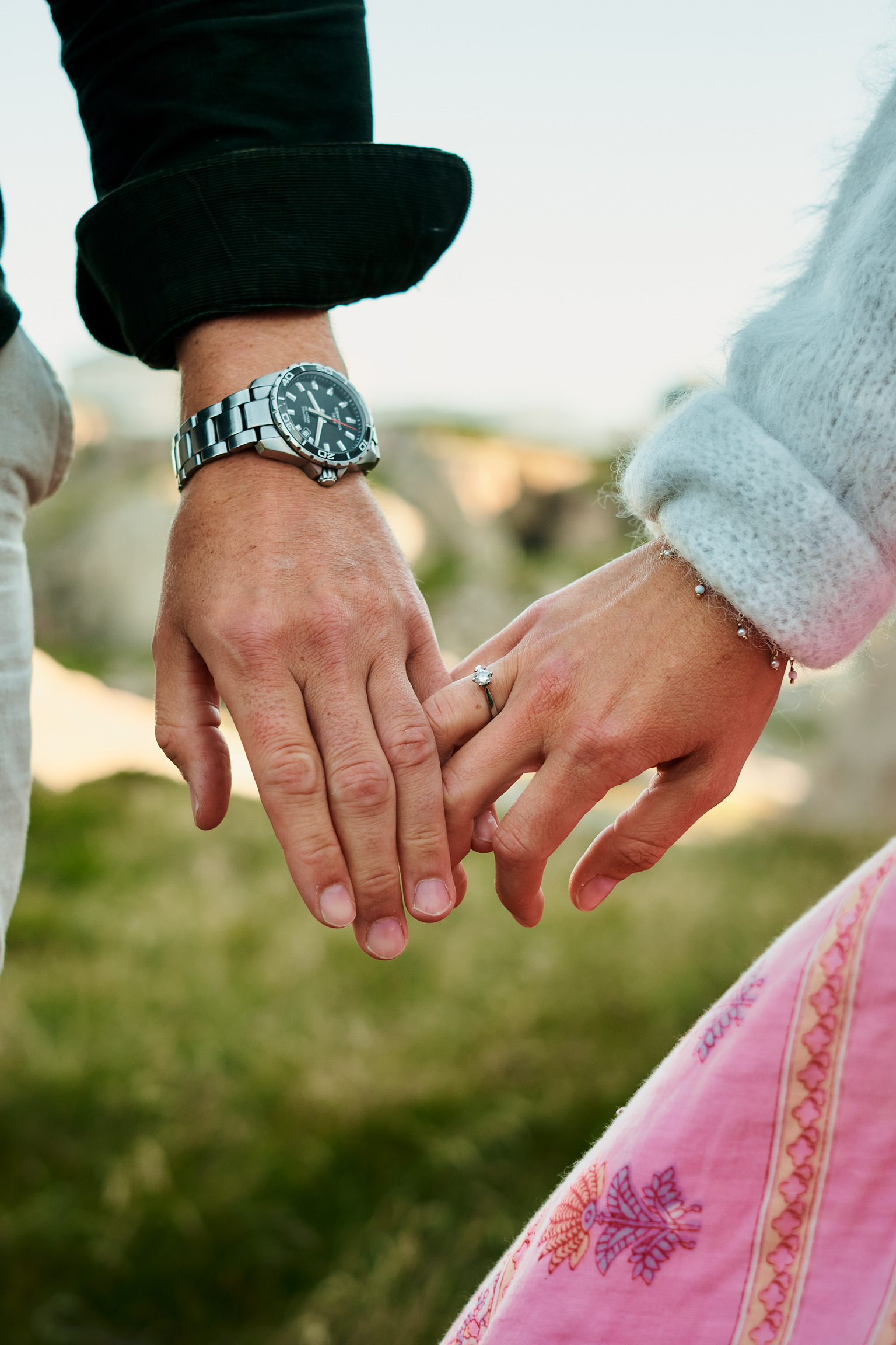 Cathrine og Torbjørns hender med forlovelsesring
