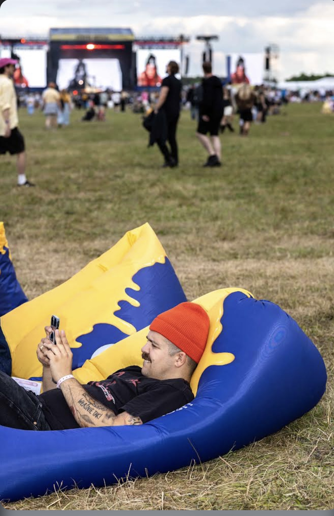 Niebiesko-żółte siedzisko na festiwalu
