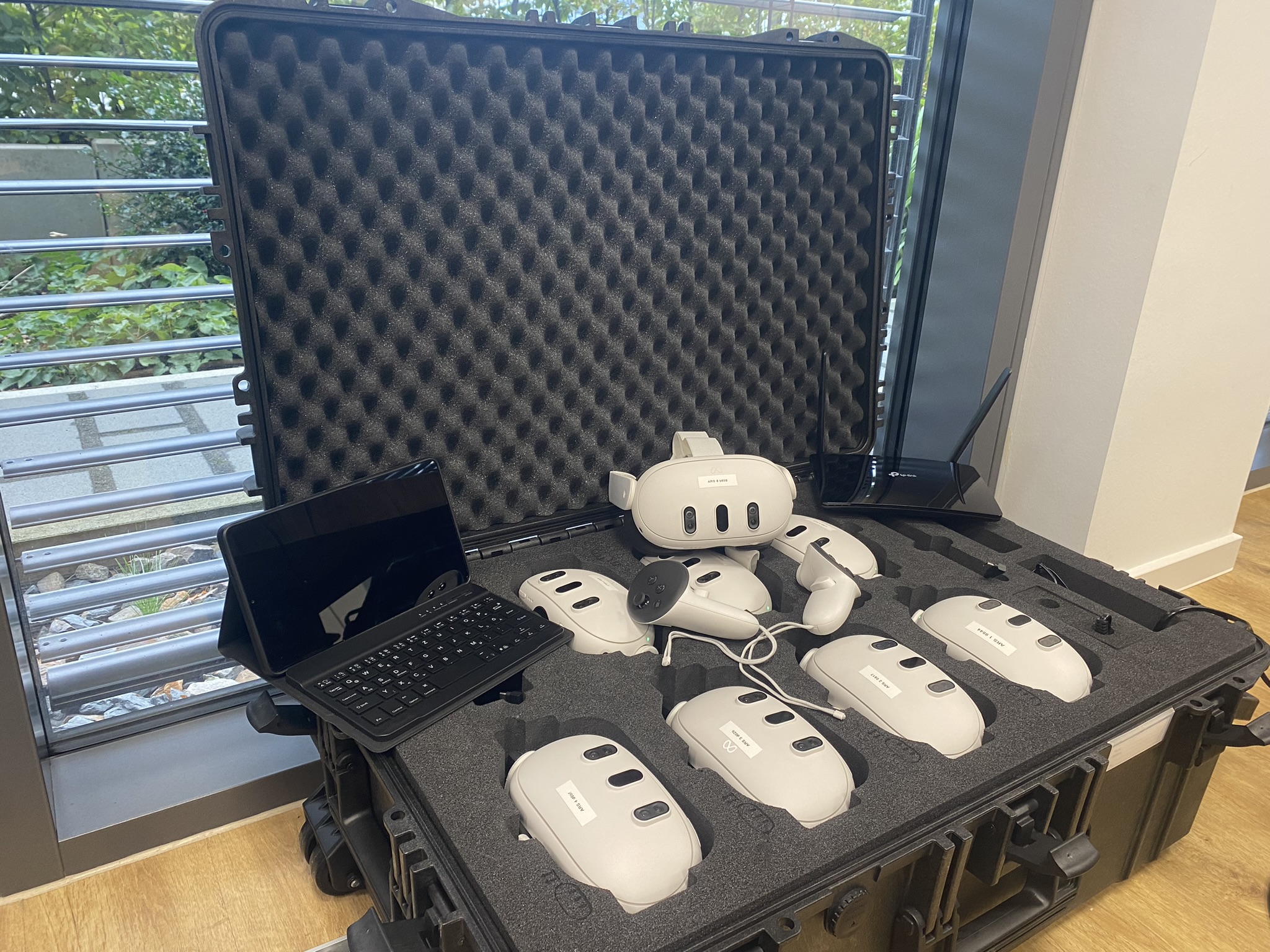 Professioneller VR-Ausrüstungskoffer mit mehreren Headsets