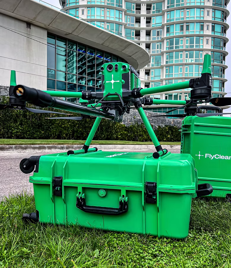 Equipo FlyClean en operacion frente a torre residencial