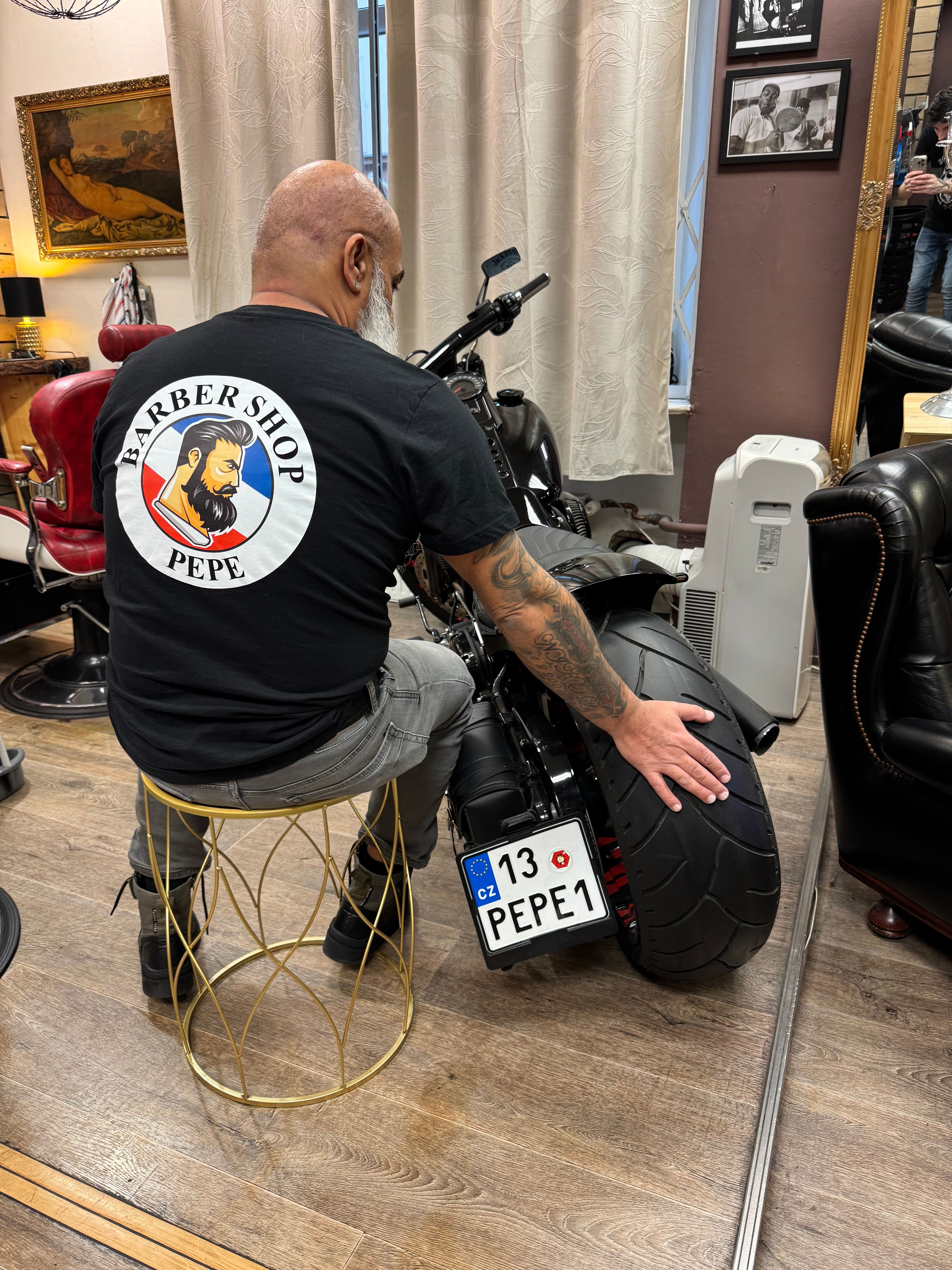Pepe na motorce v barbershopu