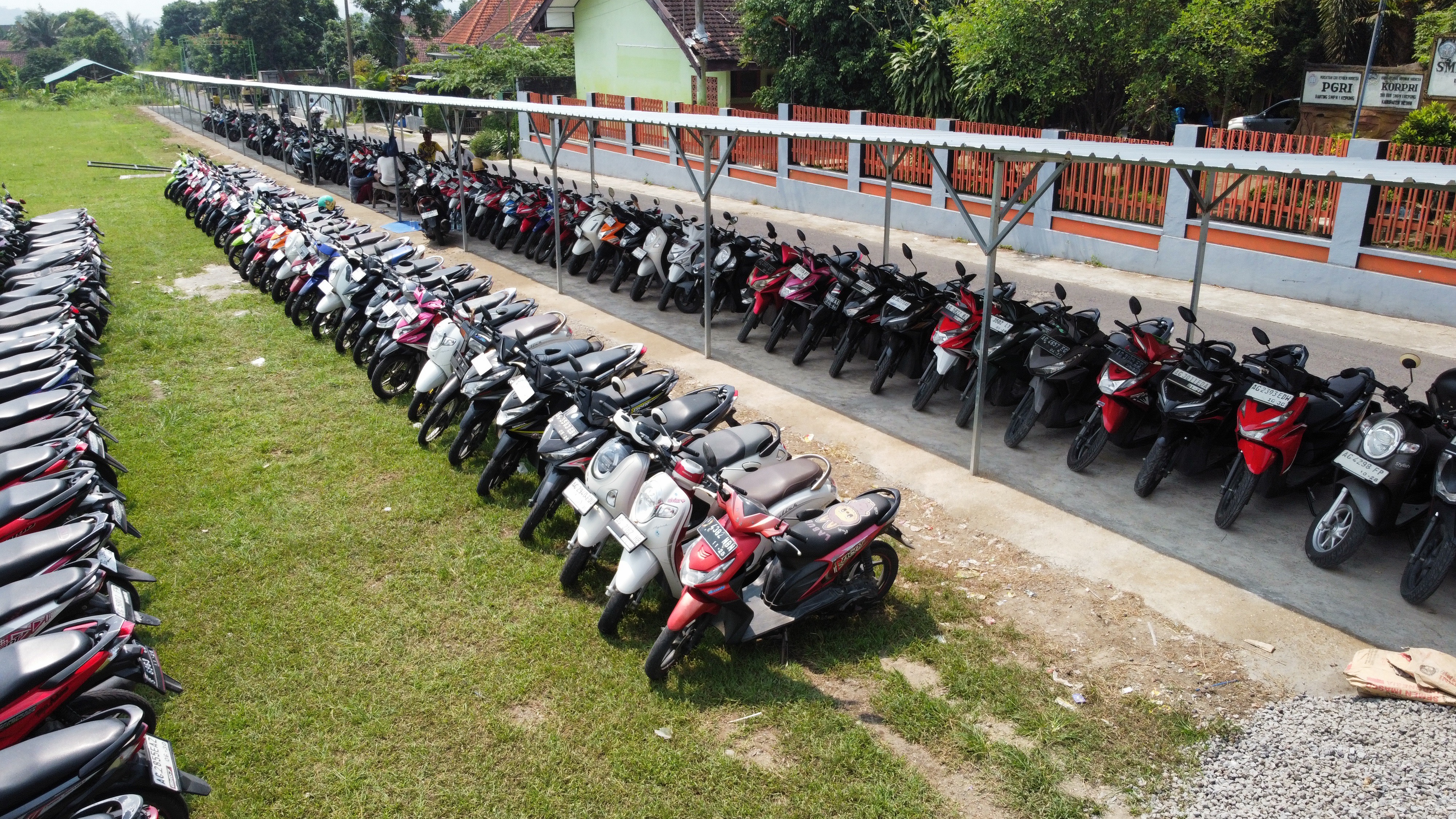 Tempat Parkir Sepeda Motor