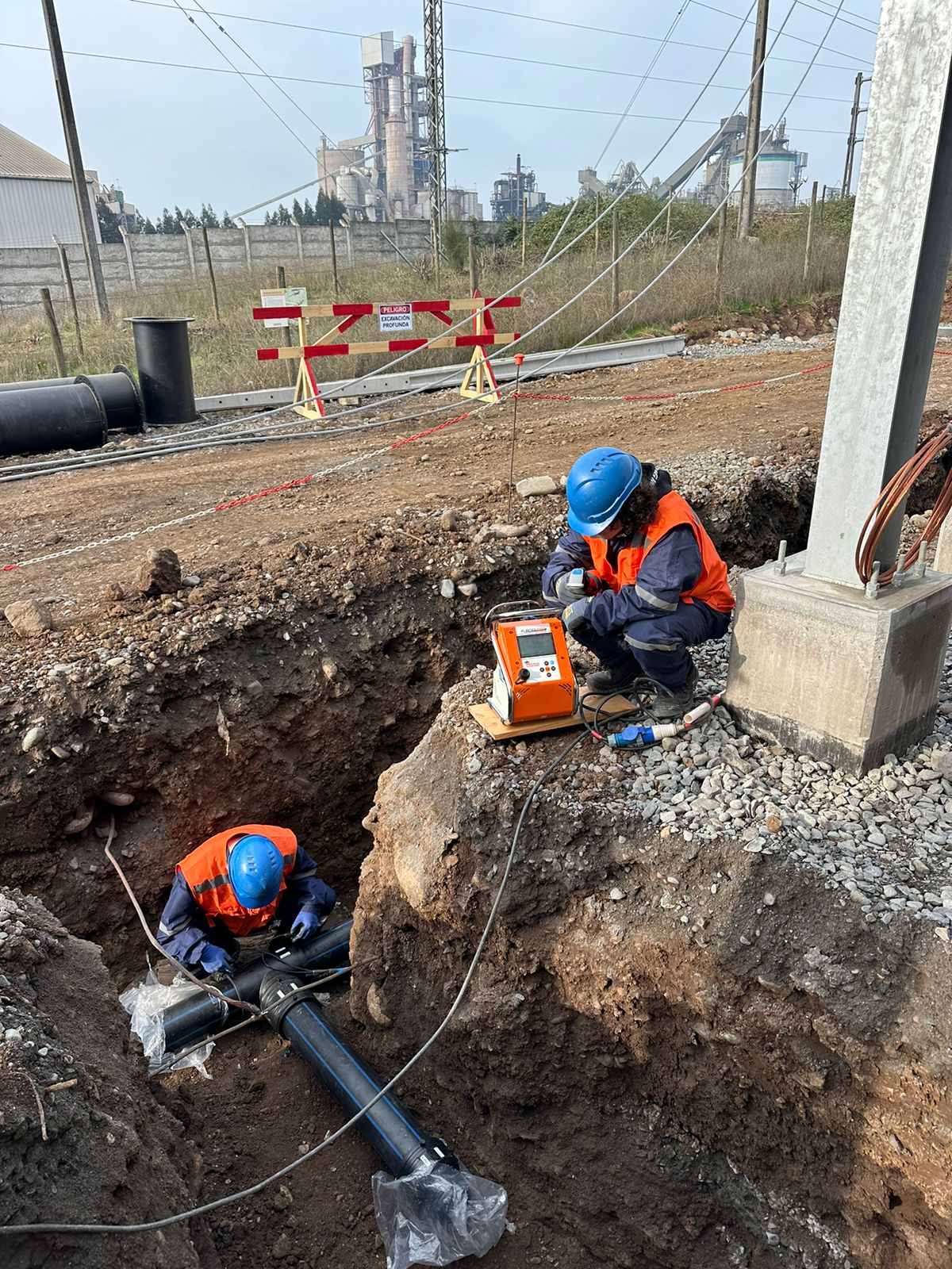 Equipo GEOSILPLAS instalando tuberías HDPE