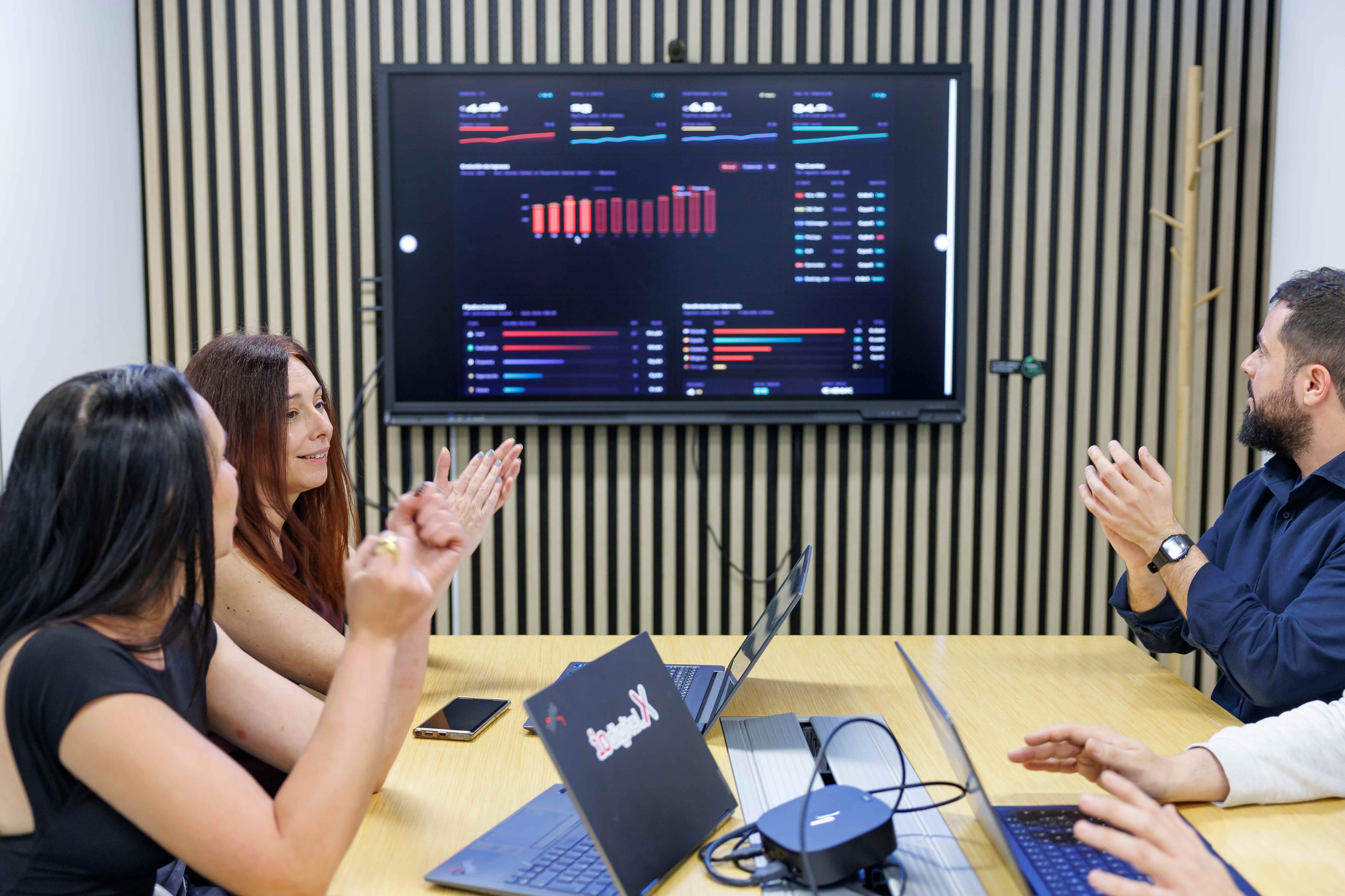 Equipo IO Digital X celebrando resultados de proyecto IA