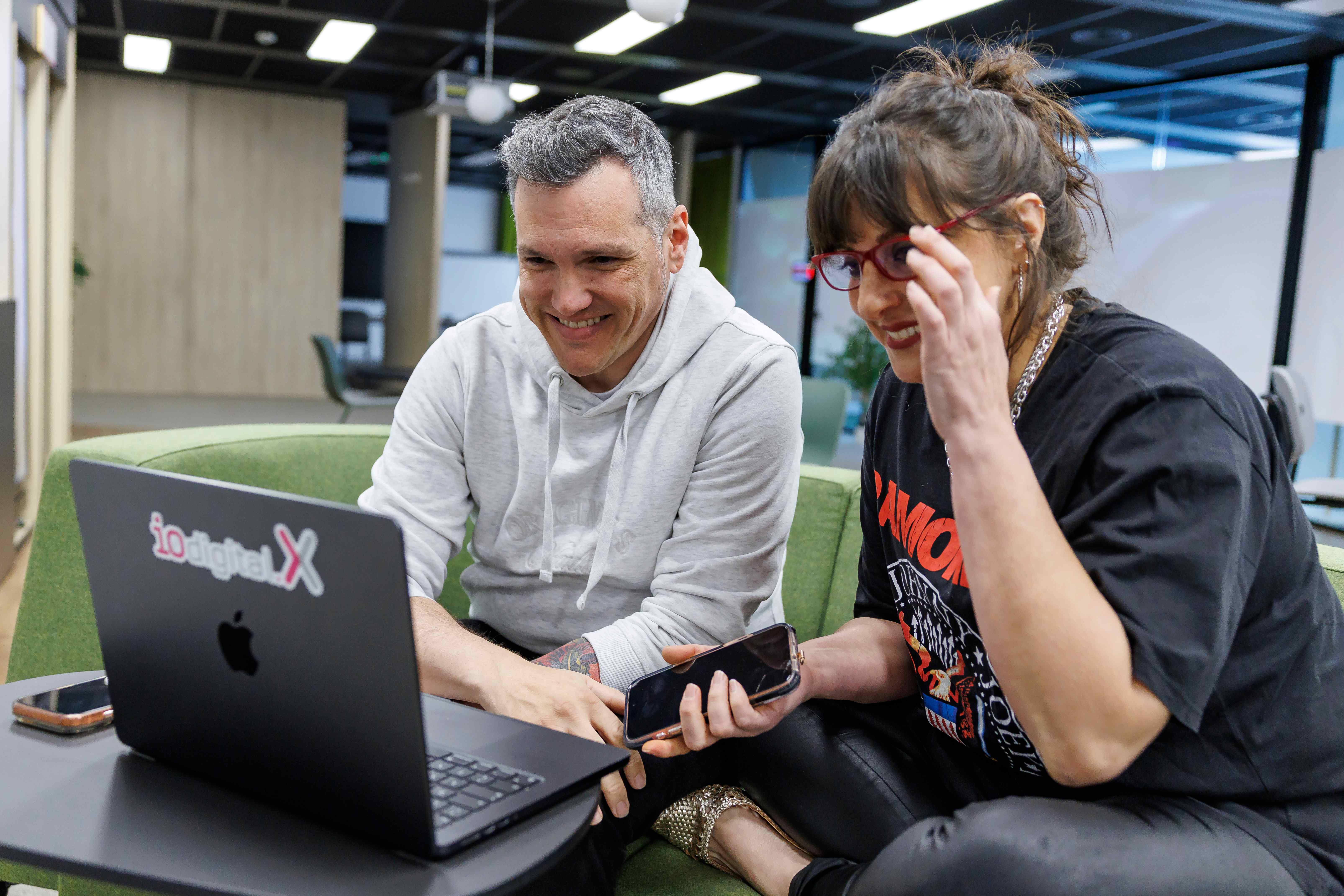 Equipo IO Digital X colaborando