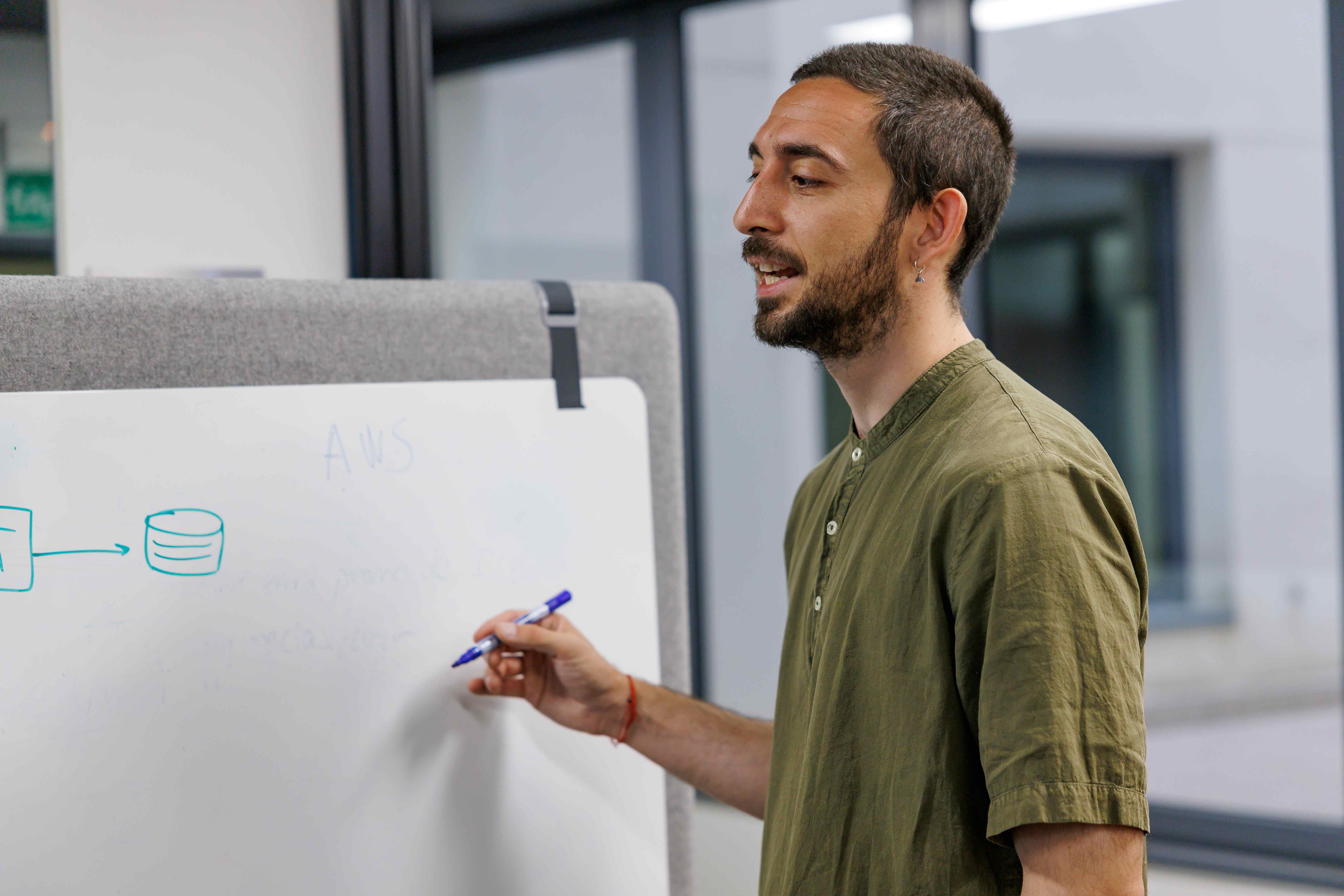 Sesión de trabajo IO Digital X explicando arquitectura cloud