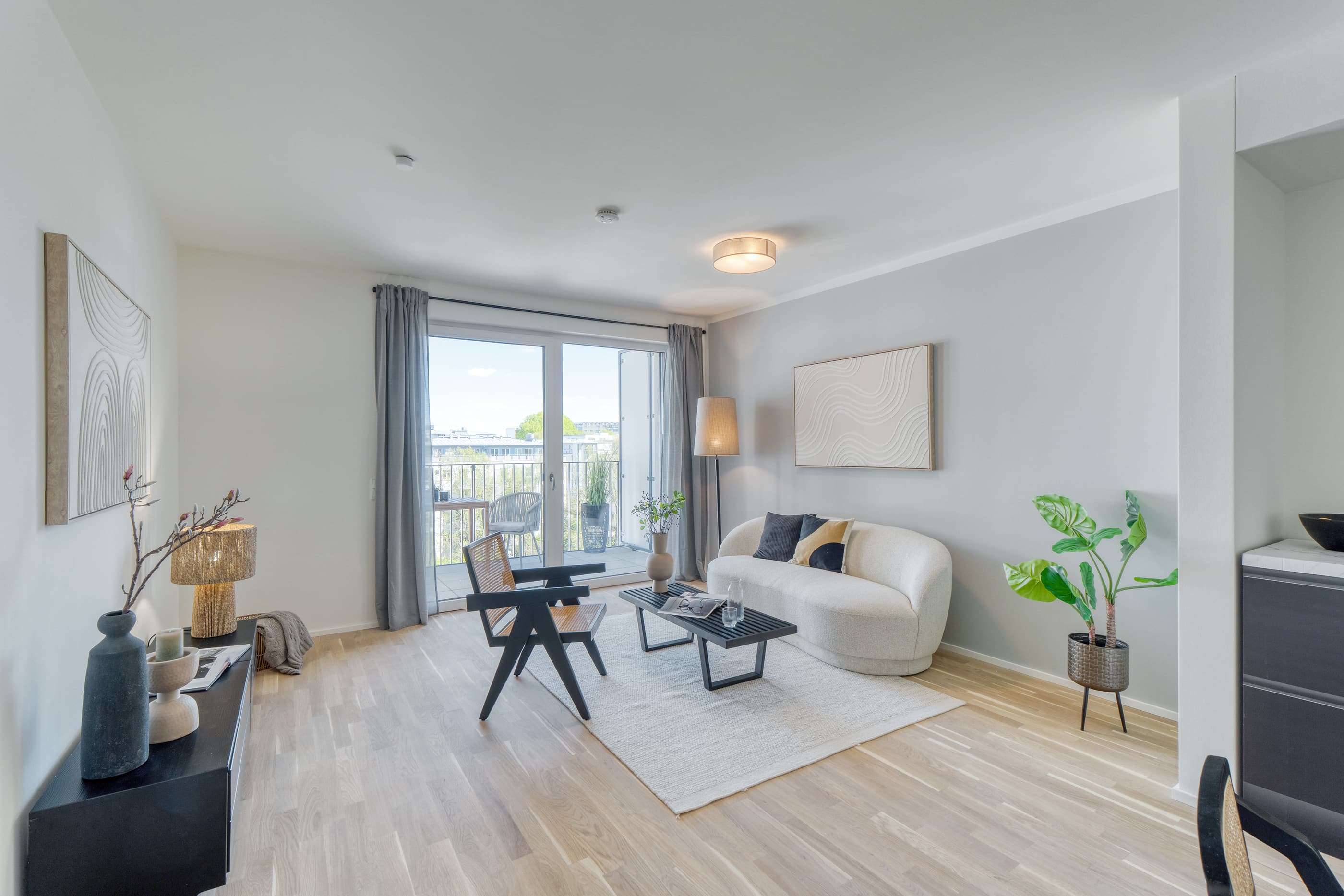 Helles Wohnzimmer mit Balkonzugang