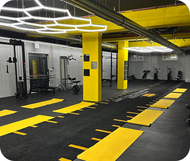 Saiyan Gym unutrašnjost — žuti akcenti, sprave i fitness oprema