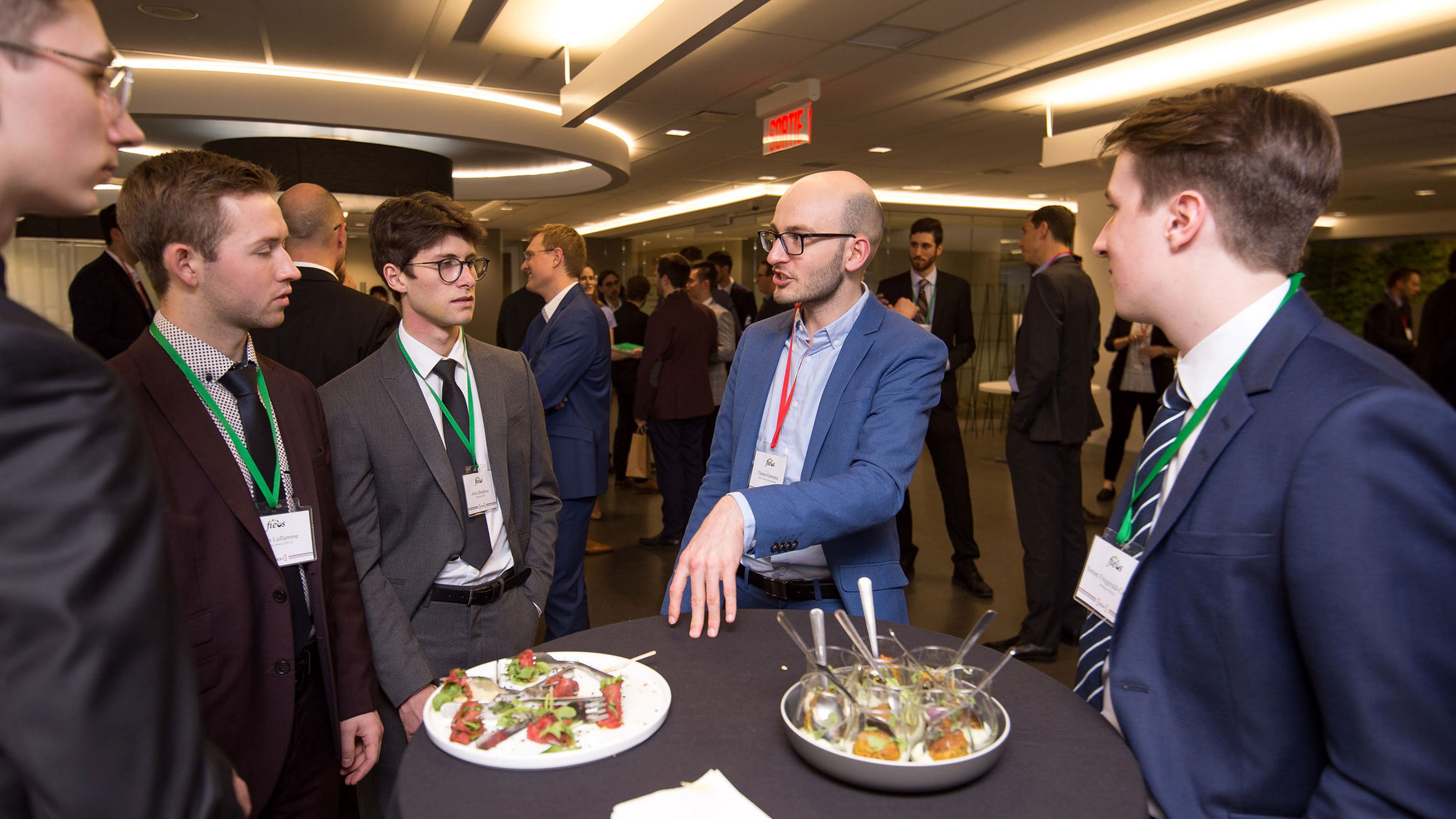 Échanges entre membres FIEUS lors d'un cocktail