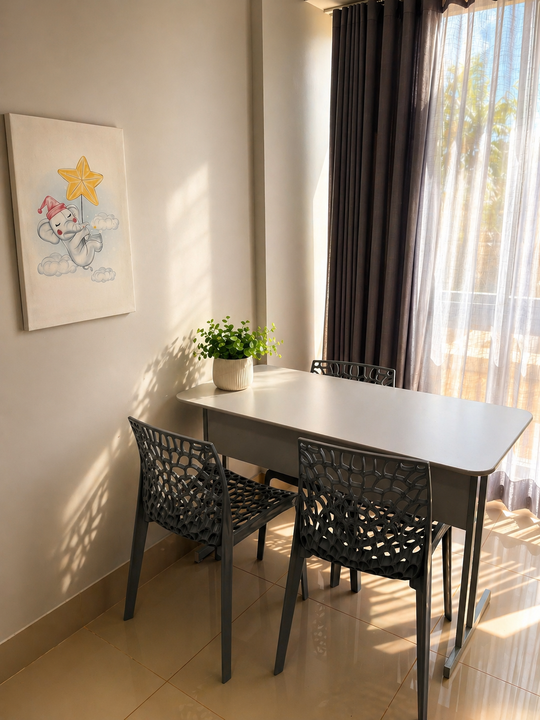 Sala de atendimento com luz natural e decoração acolhedora