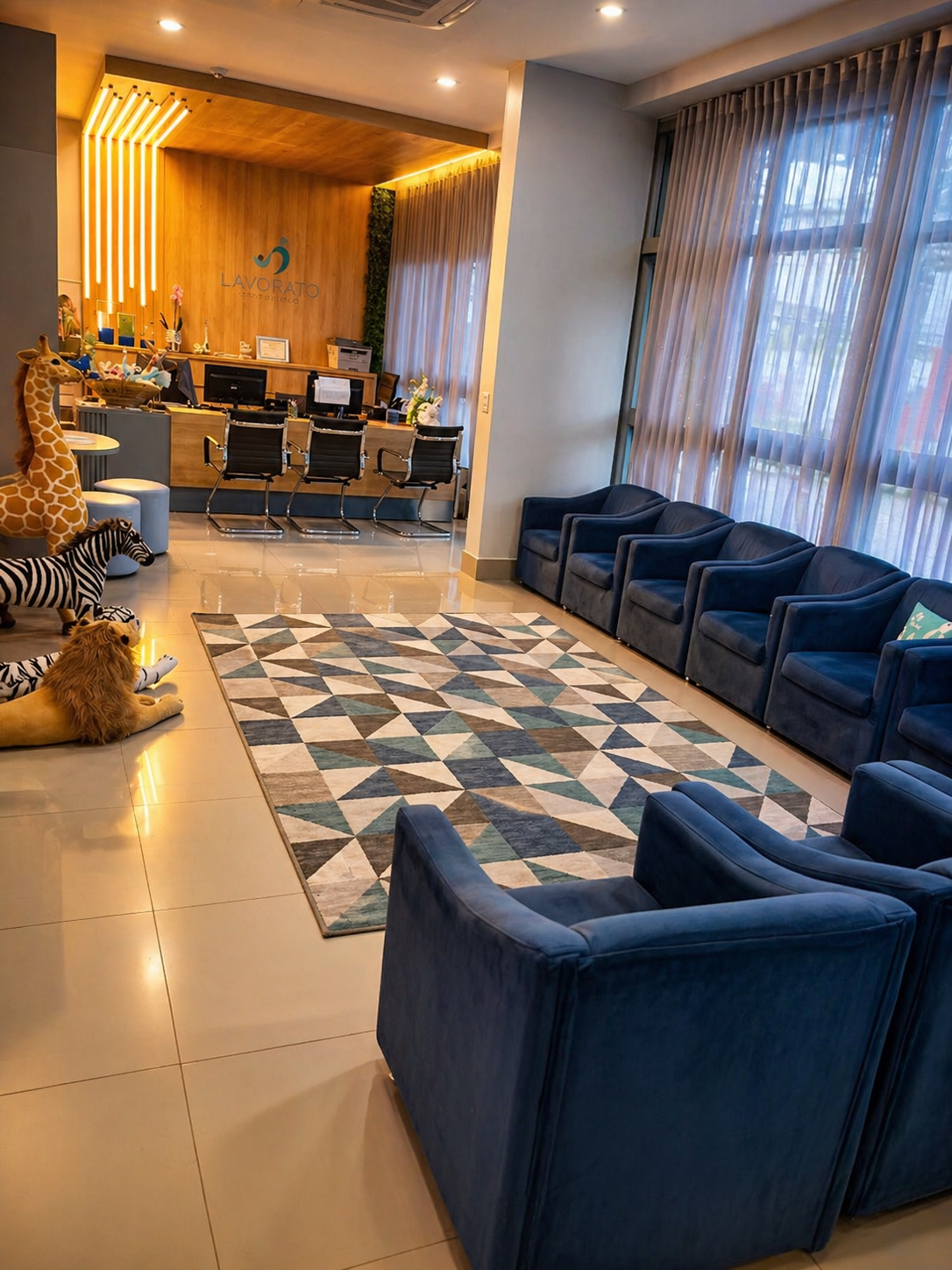 Sala de espera com poltronas azuis e vista da recepção