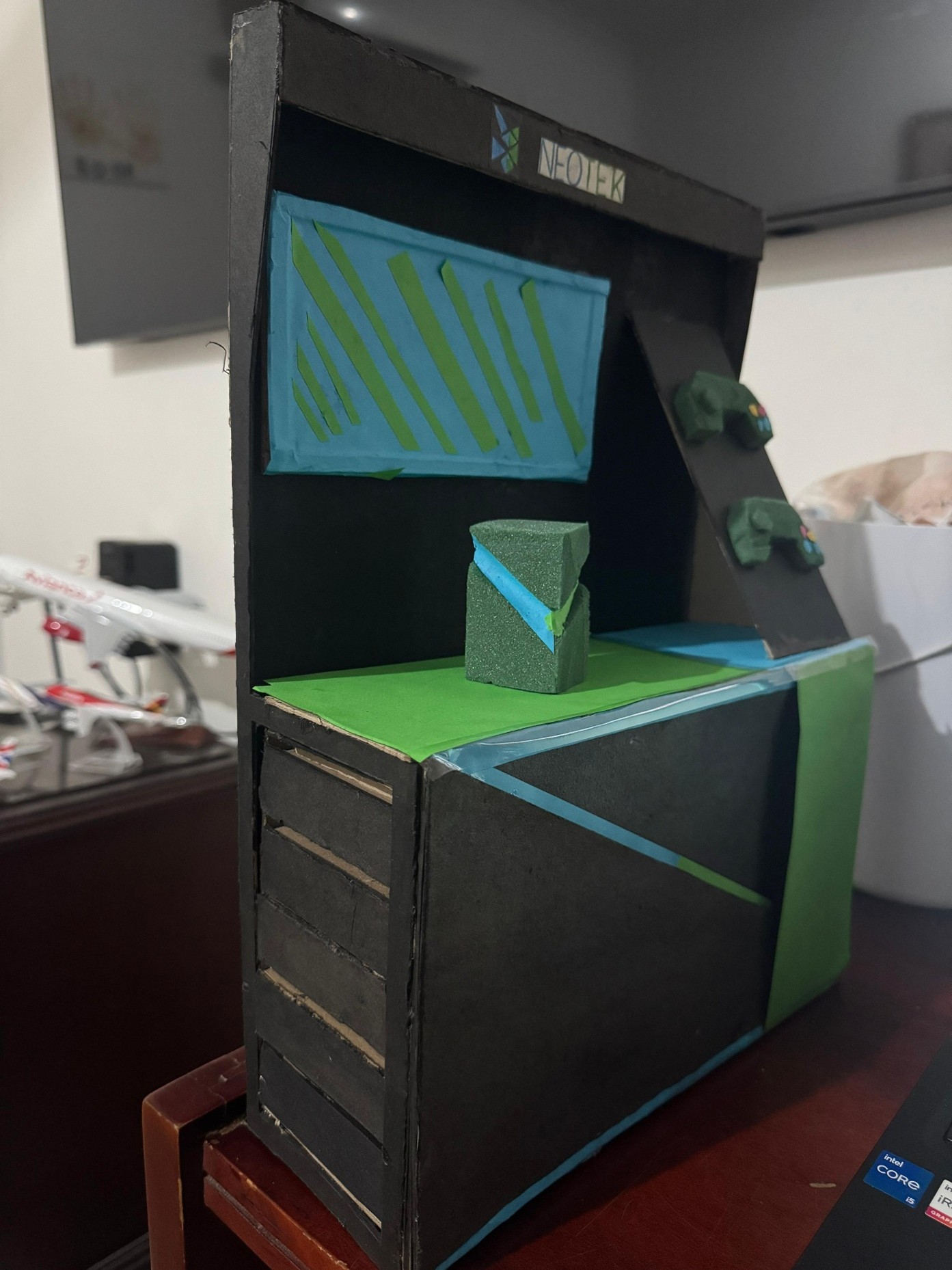 Componente Practico - Prototipo fisico del exhibidor NEOTEK vista lateral