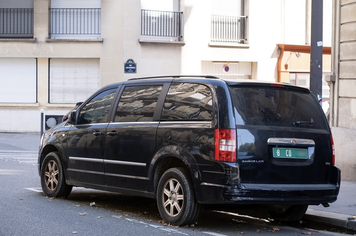 Plaque 8 CD — Arabie Saoudite, Chrysler Grand Voyager, Paris Plaque diplomatique verte 8 CD sur un Chrysler Grand Voyager noir garé dans une rue parisienne — code 8 Arabie Saoudite