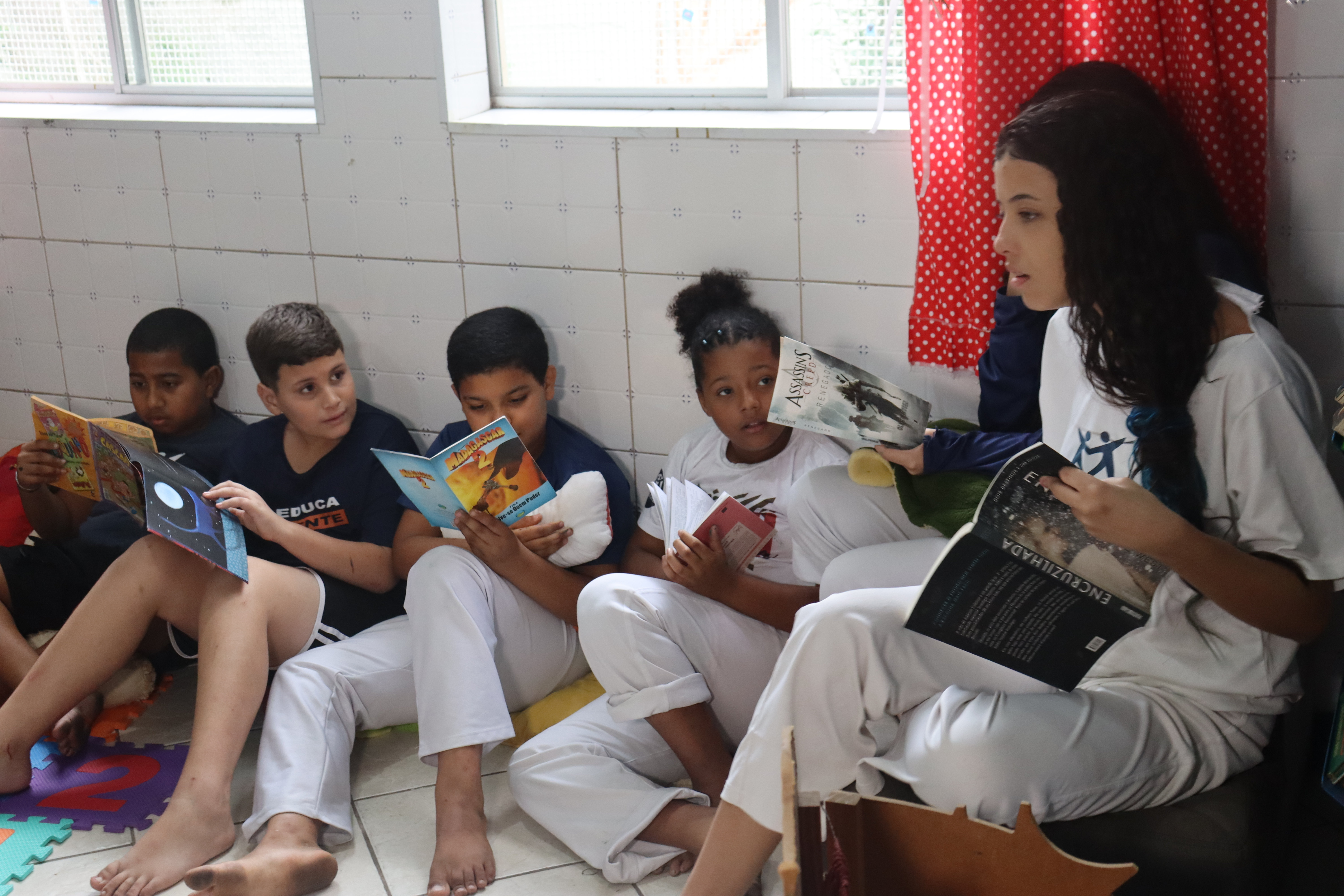 Crianças estudando na São Martinho