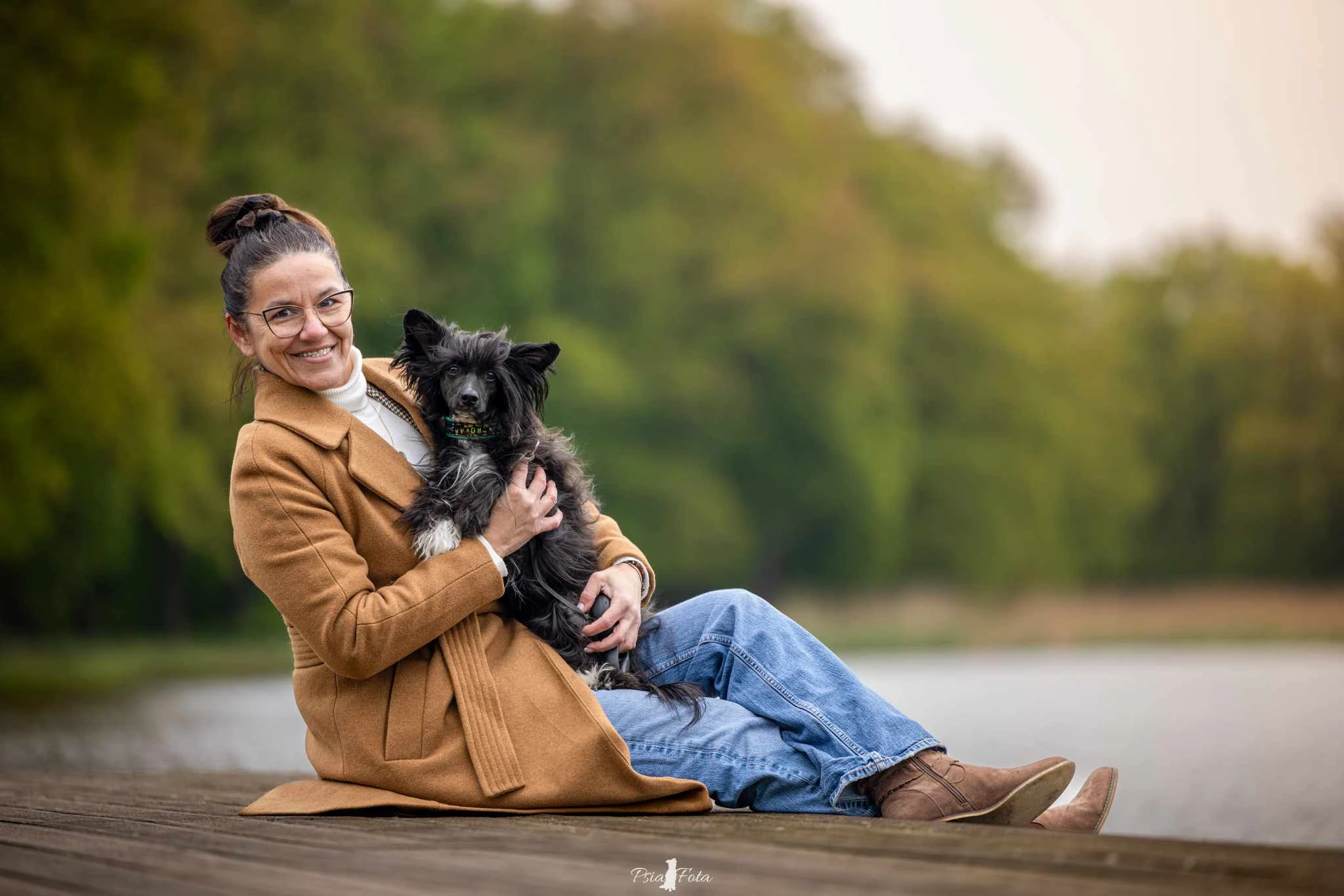 Izabela z psem nad wodą