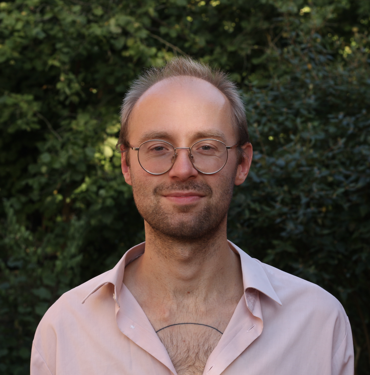 Portrait von Jan Hoorn vor grünem Blattwerk