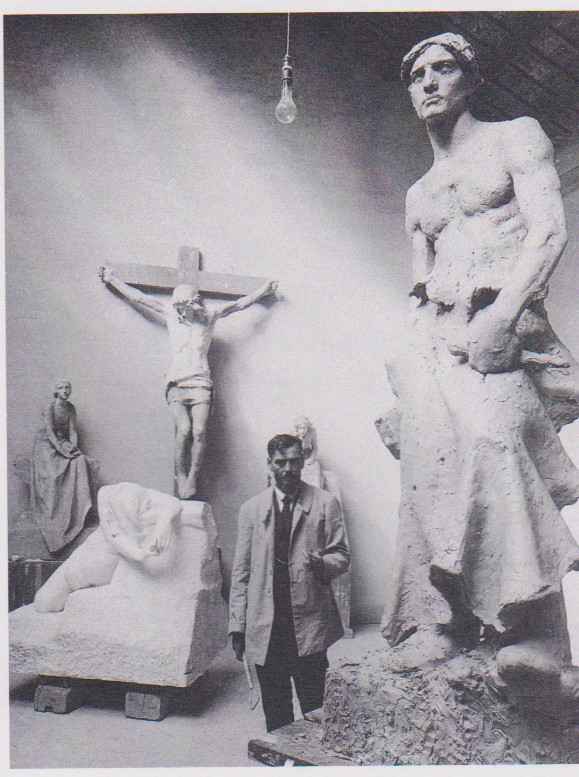 Josep Llimona al taller entre escultures monumentals
