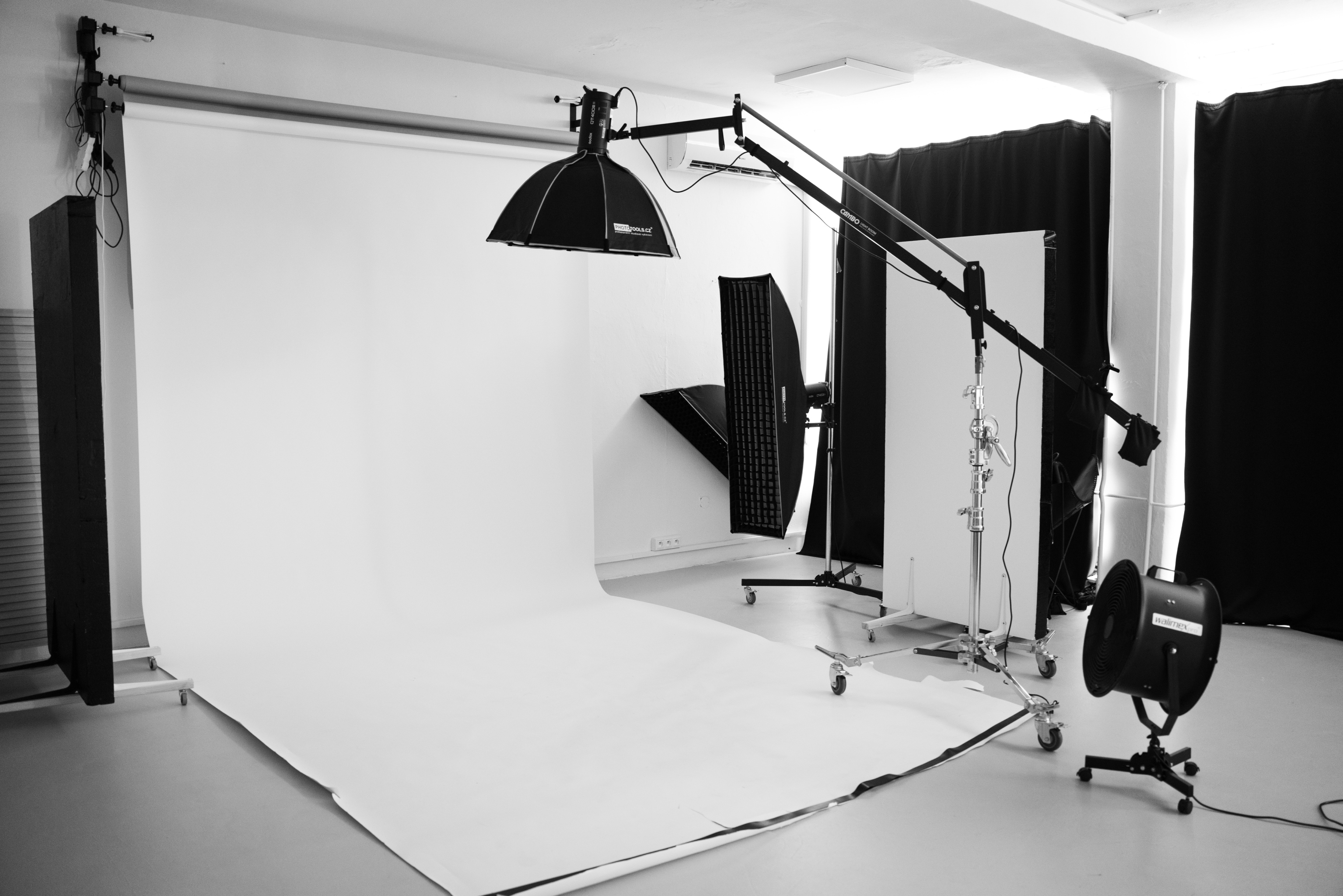 Fotografické štúdio — profesionálne osvetlenie a vybavenie