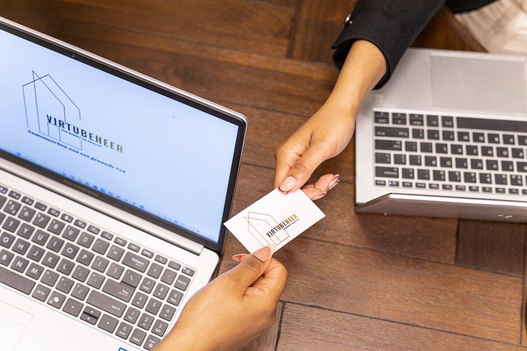 Virtubeheer visitekaartje wordt overhandigd