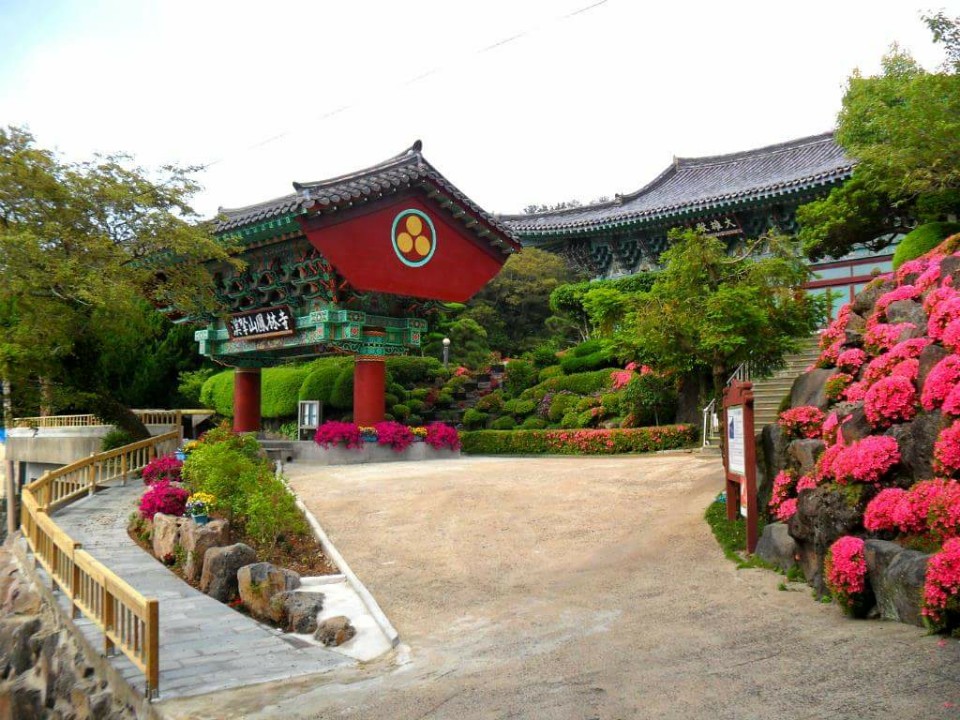 봉림사 일주문과 철쭉꽃