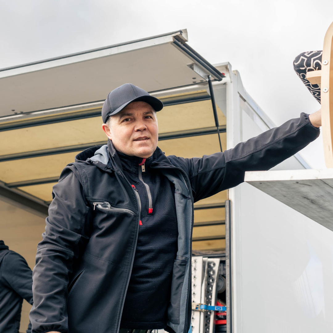 Michael Ovsjannikov - Geschäftsführer von Koch Umzüge beim Verladen von Möbeln am LKW