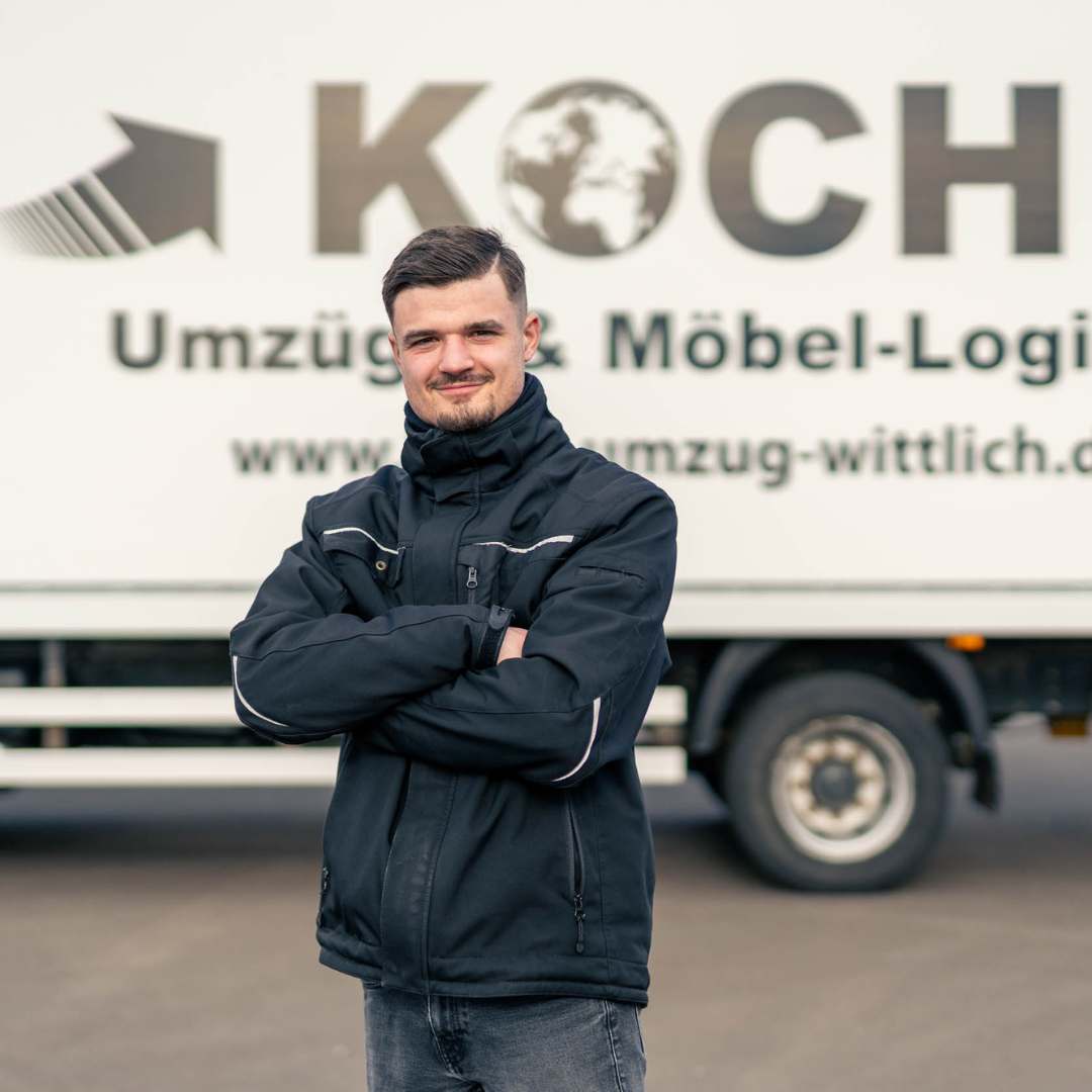 Daniel Ovsjannikov - Assistenz der Geschäftsführung bei Koch Umzüge vor dem Firmenfahrzeug