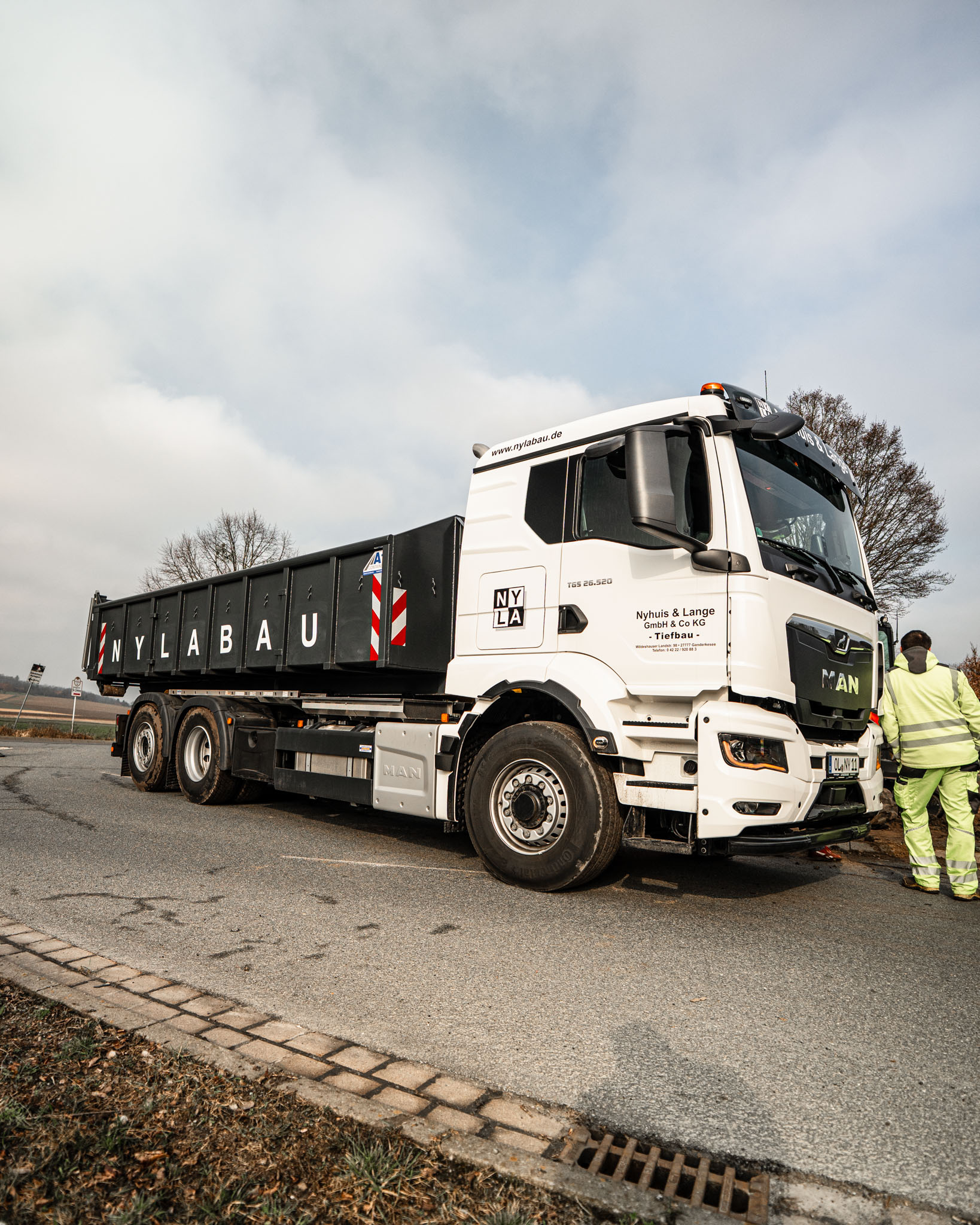 NYLABAU Lastwagen mit Arbeiter und Firmenbranding