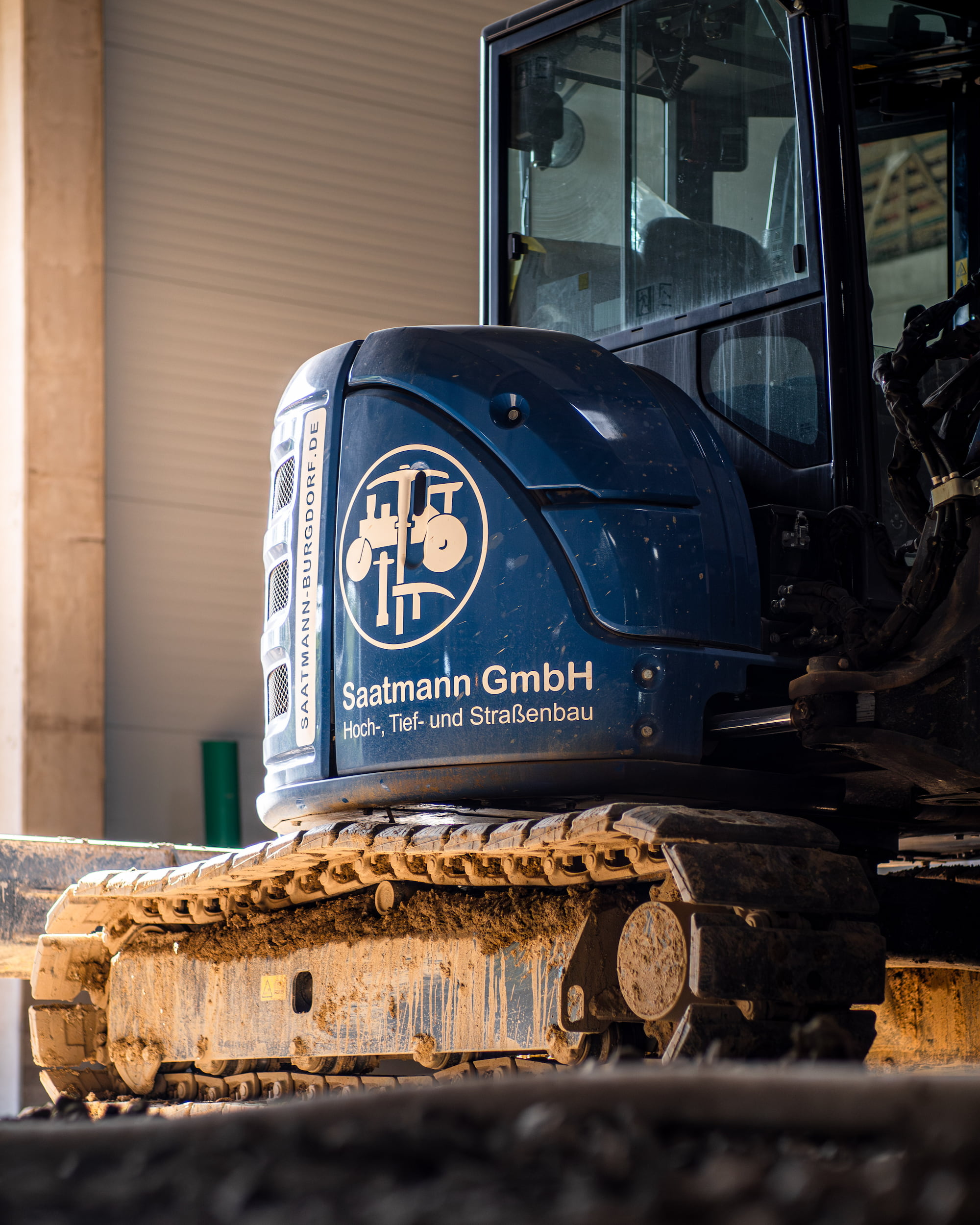 Saatmann GmbH Minibagger mit Logo - moderner Fuhrpark