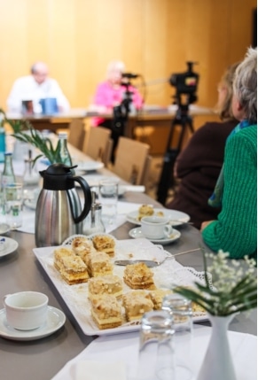 Gedeckter Tisch mit Kuchen und Kaffee im Kulturcafé