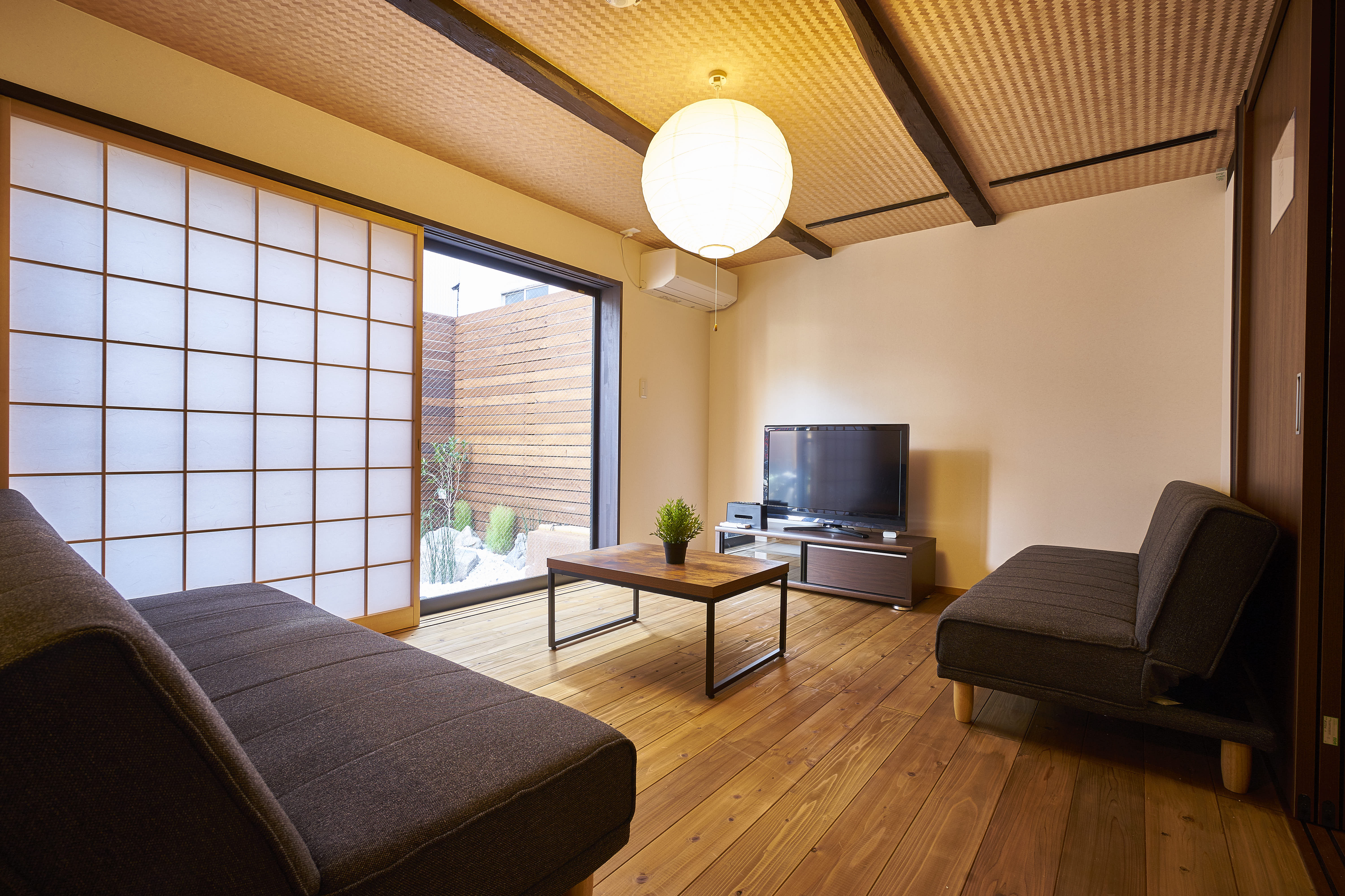 Kuromon Bettei living room with two sofa beds