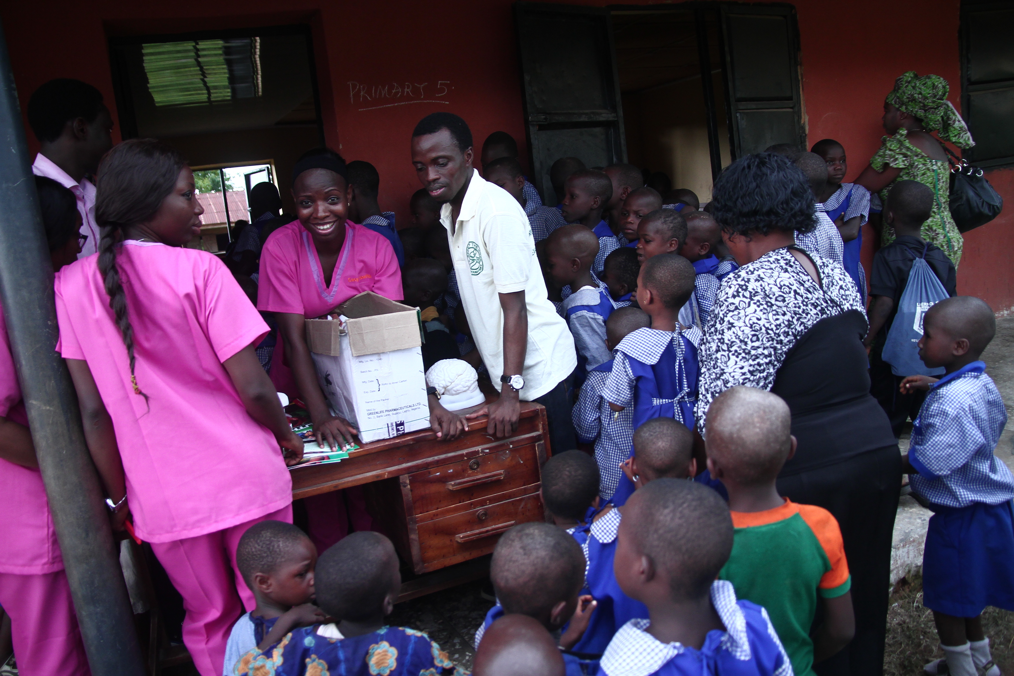 Brain model demonstration with school children