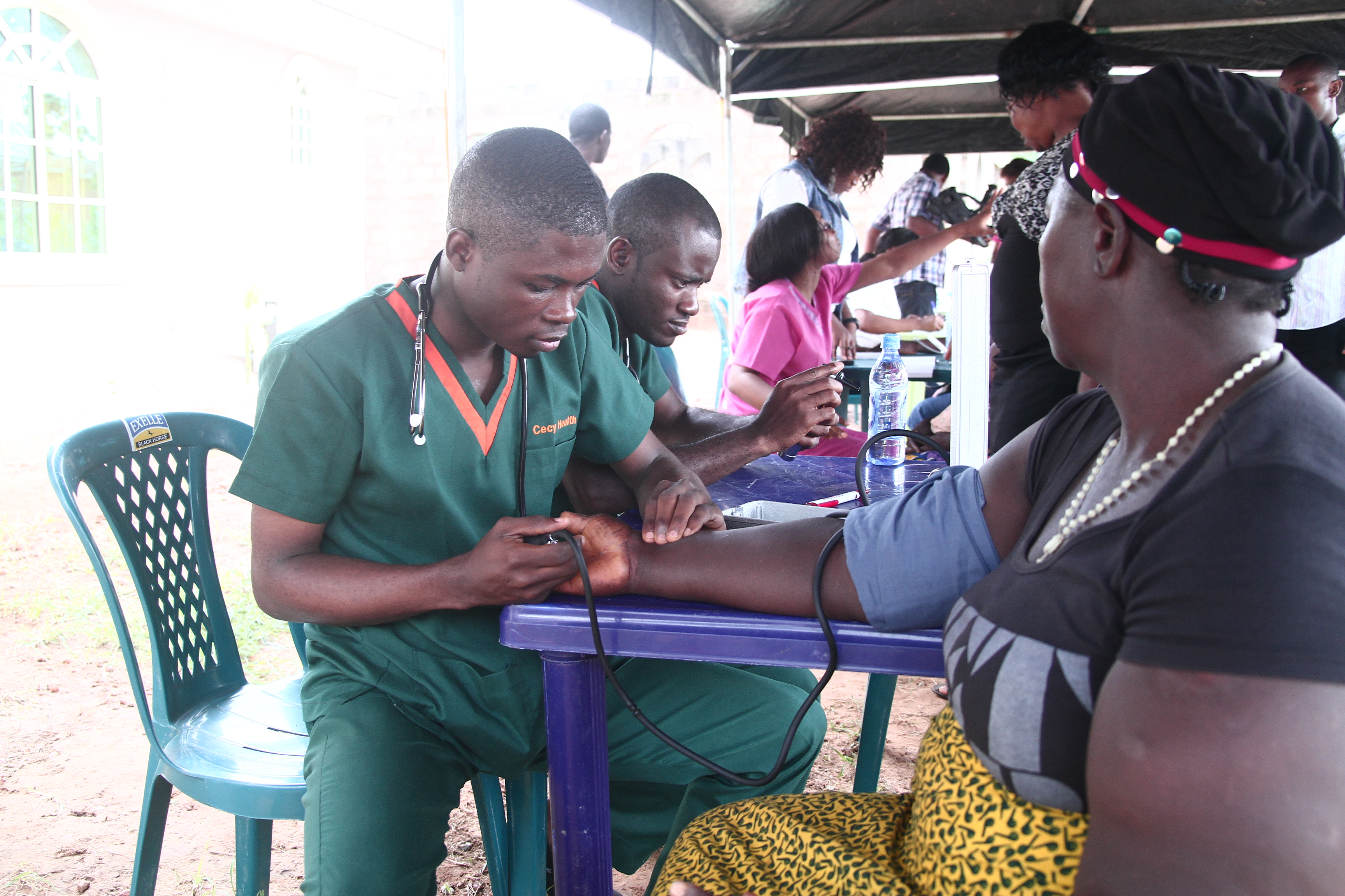 Dr. Durojaye demonstrating mosquito net usage to pregnant women