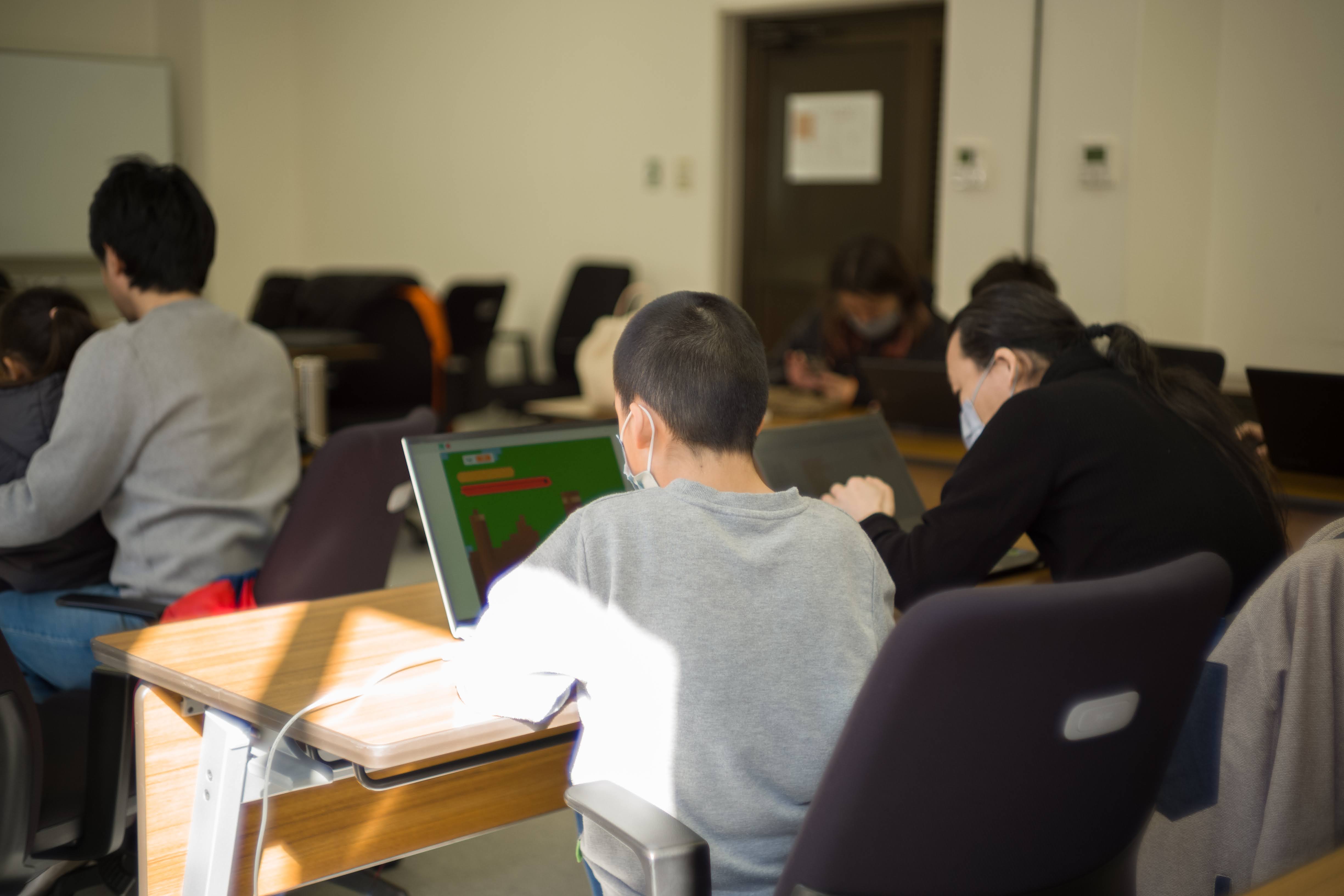 CoderDojoたまちの活動風景 - 子どもたちがプログラミングを学んでいる様子