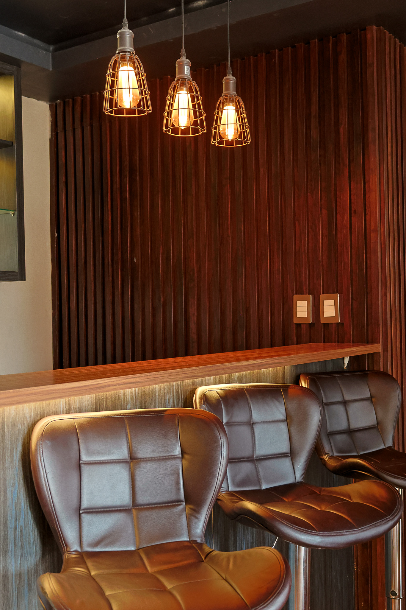 Detalle del bar con luces cálidas