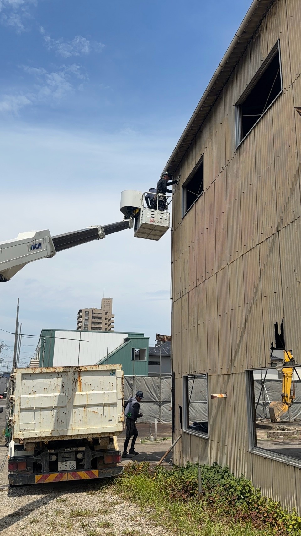 知立市 高所作業車による外壁解体
