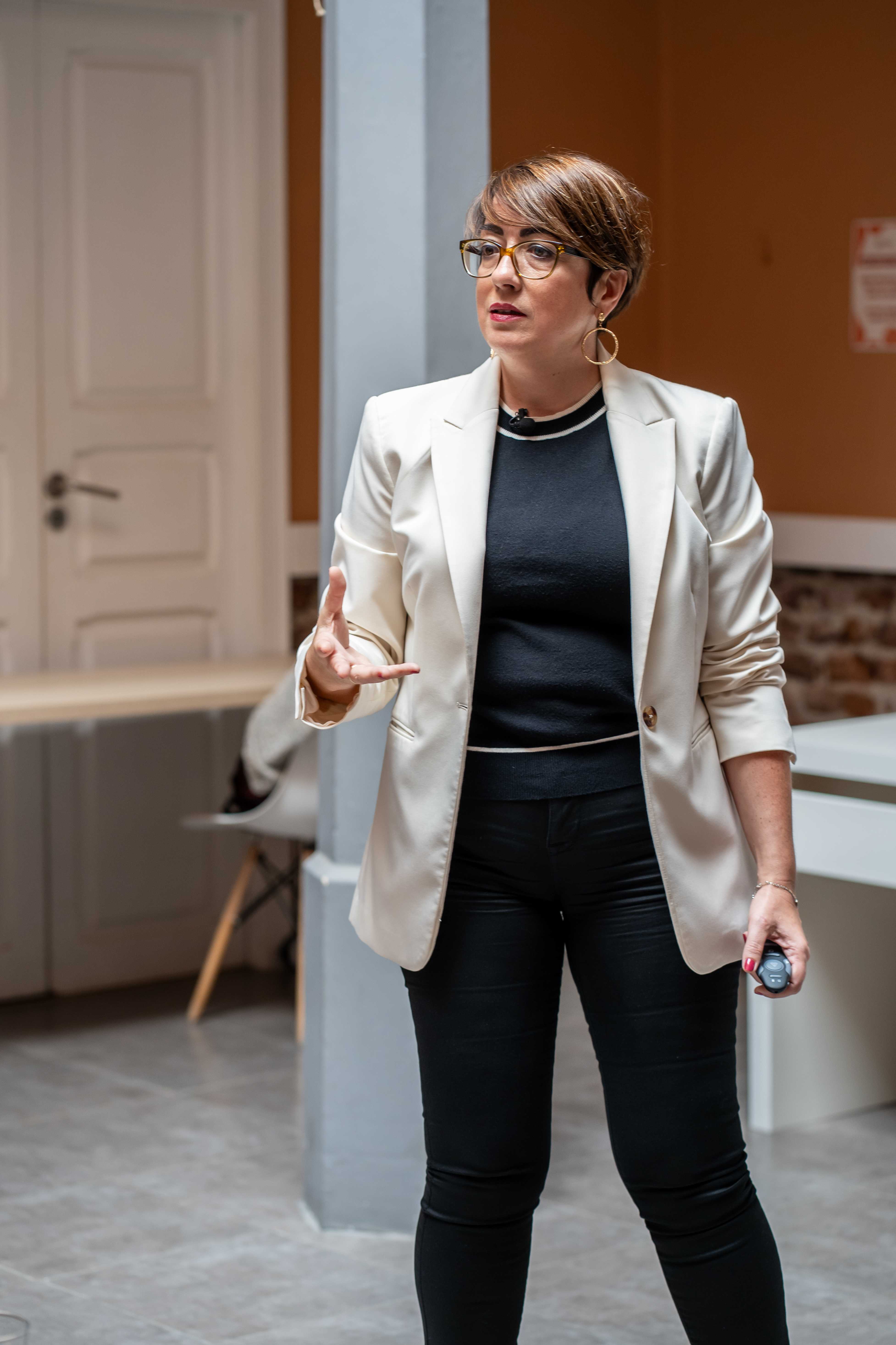 Lorena García presentando