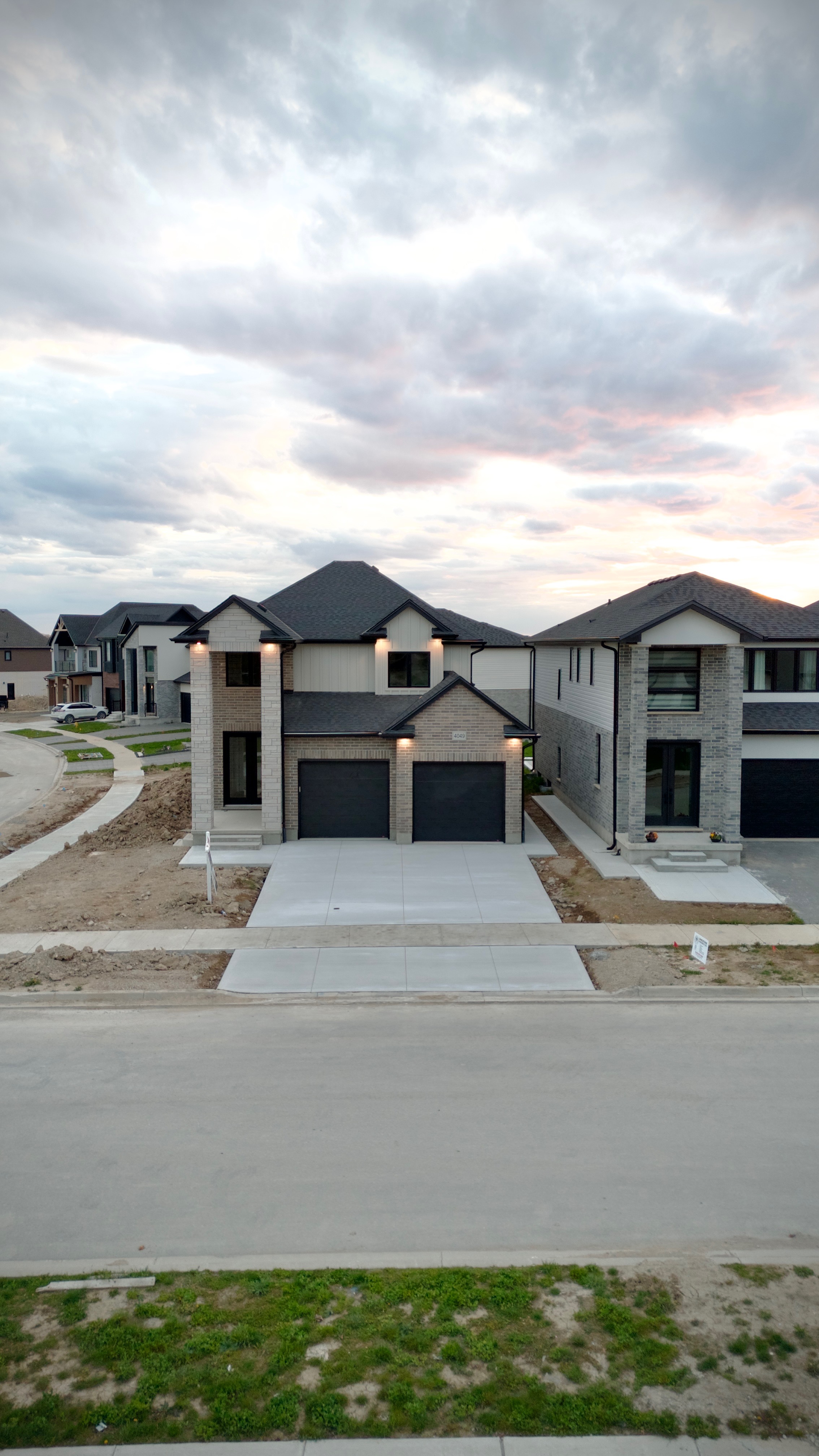 Residential concrete driveway with modern homes — Limestone Concrete Ltd
